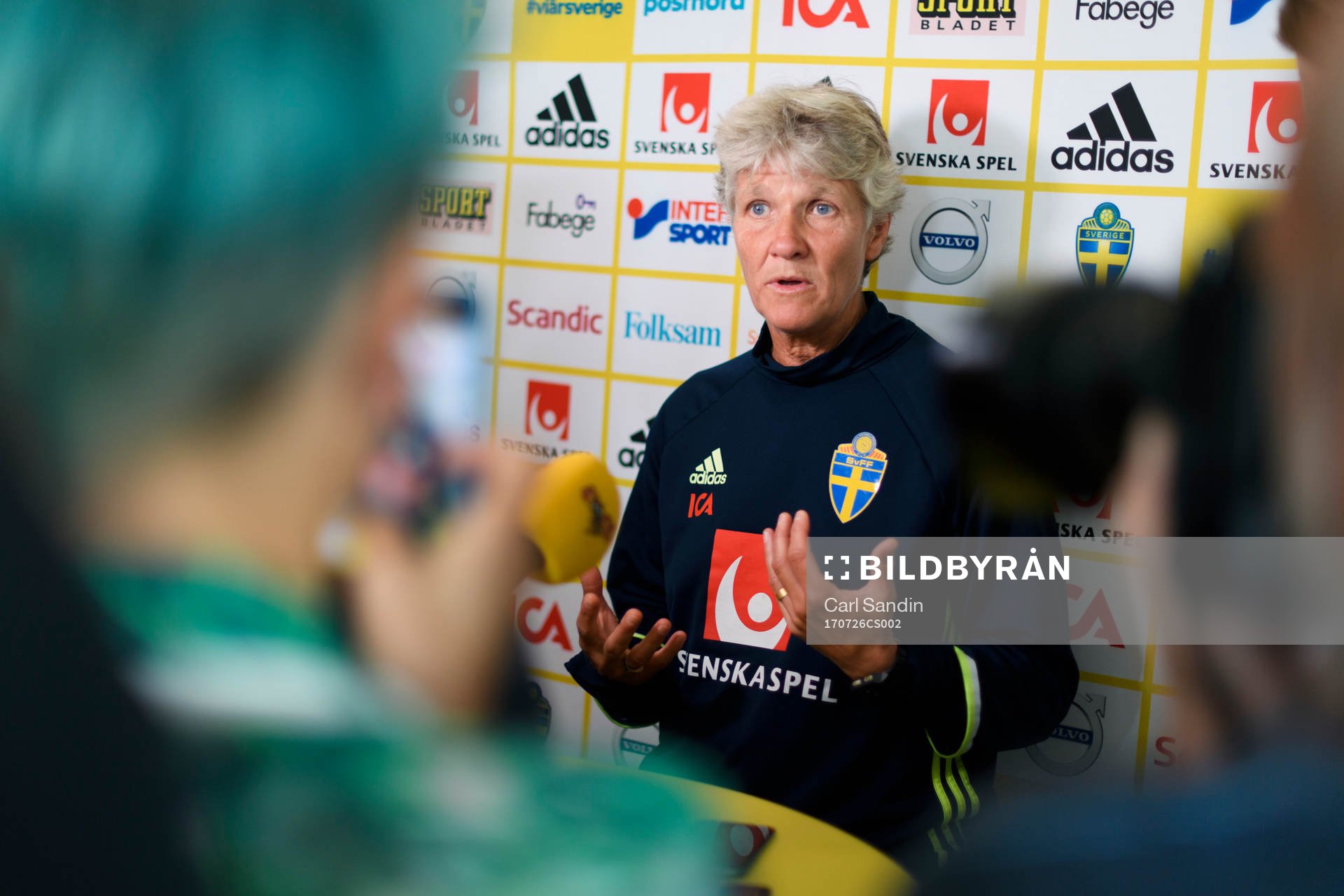 Förbundskapten Pia Sundhage blir intervjuad på en