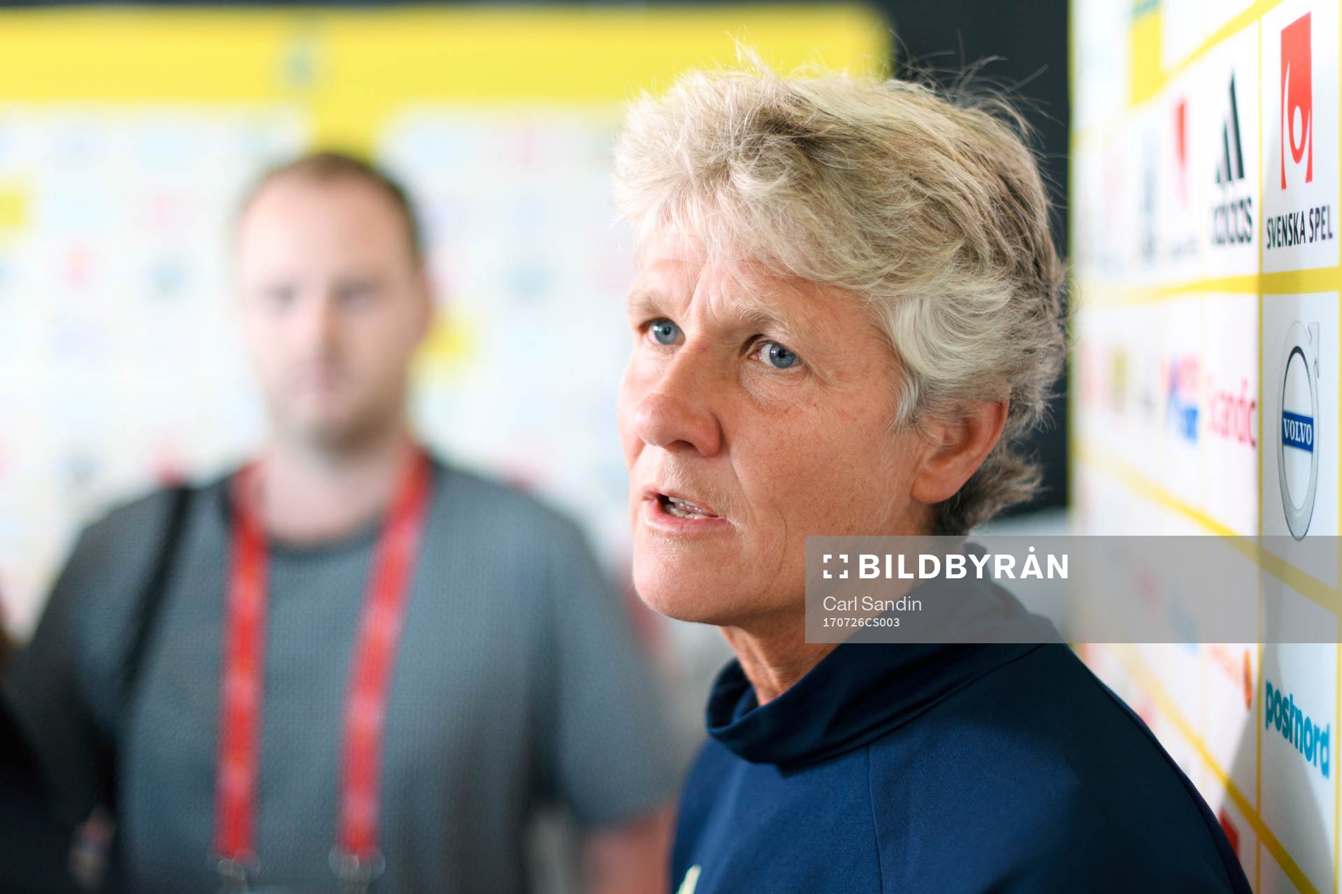 Förbundskapten Pia Sundhage blir intervjuad på en