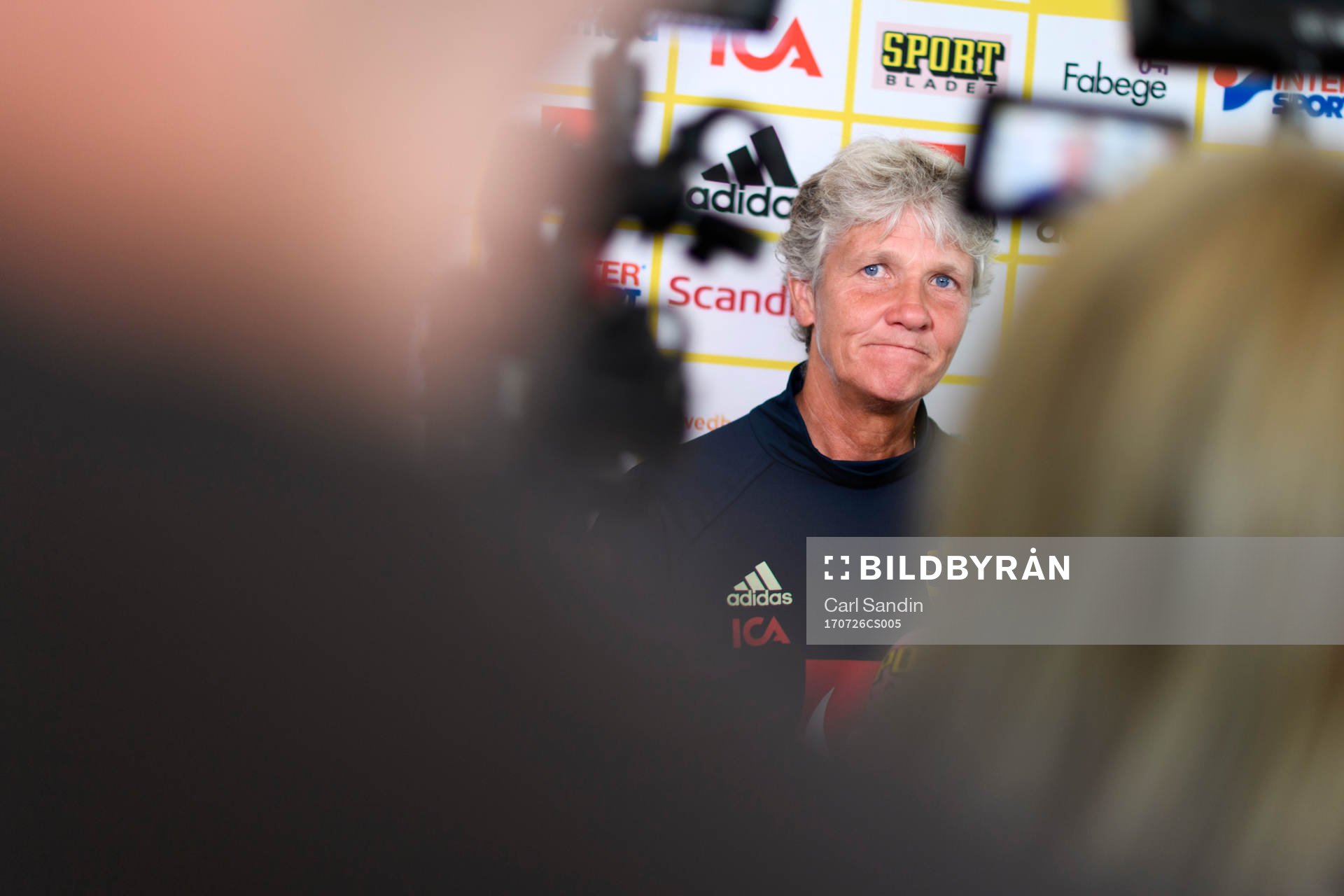 Förbundskapten Pia Sundhage blir intervjuad på en
