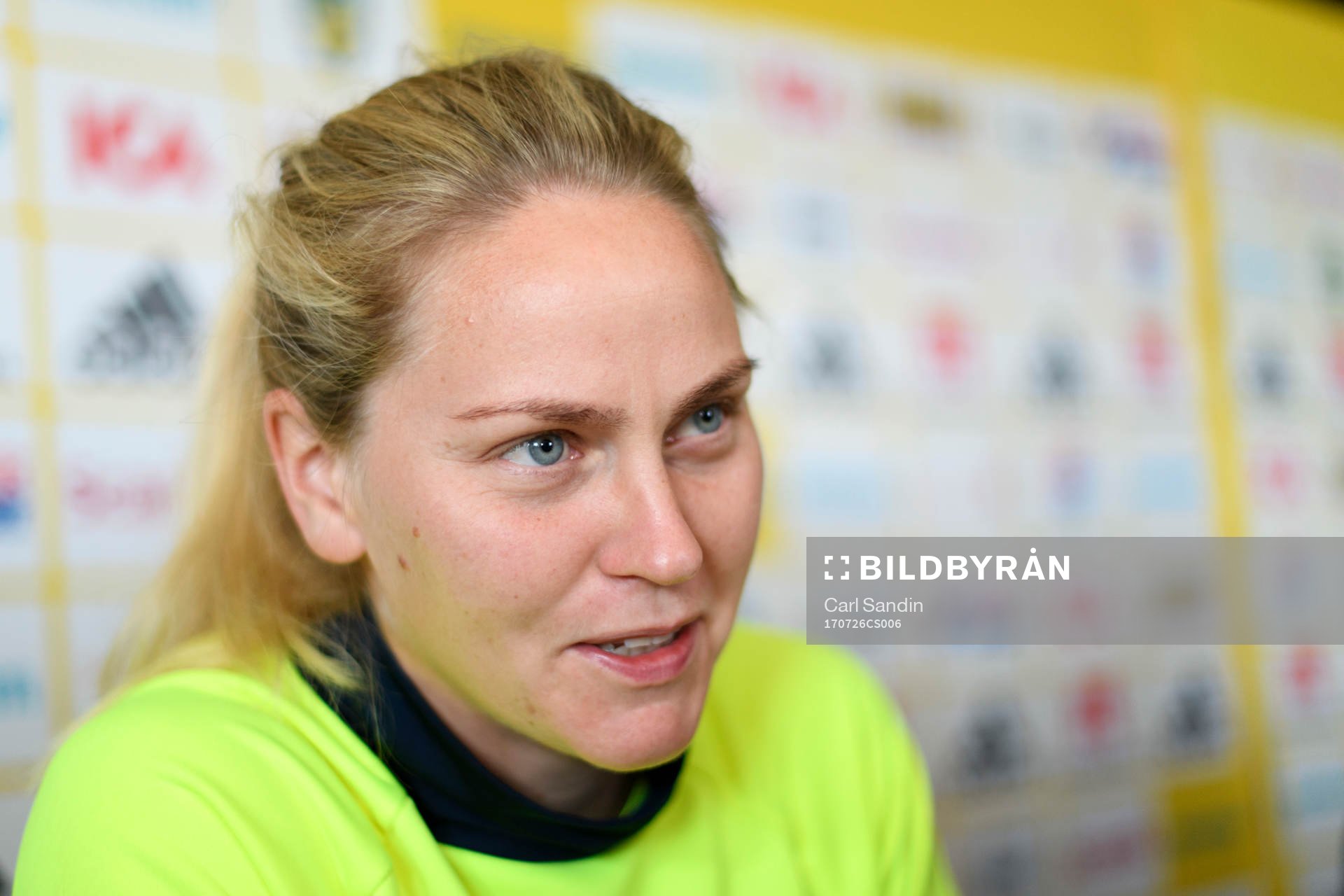 Lisa Dahlkvist blir intervjuad på en pressträff med det