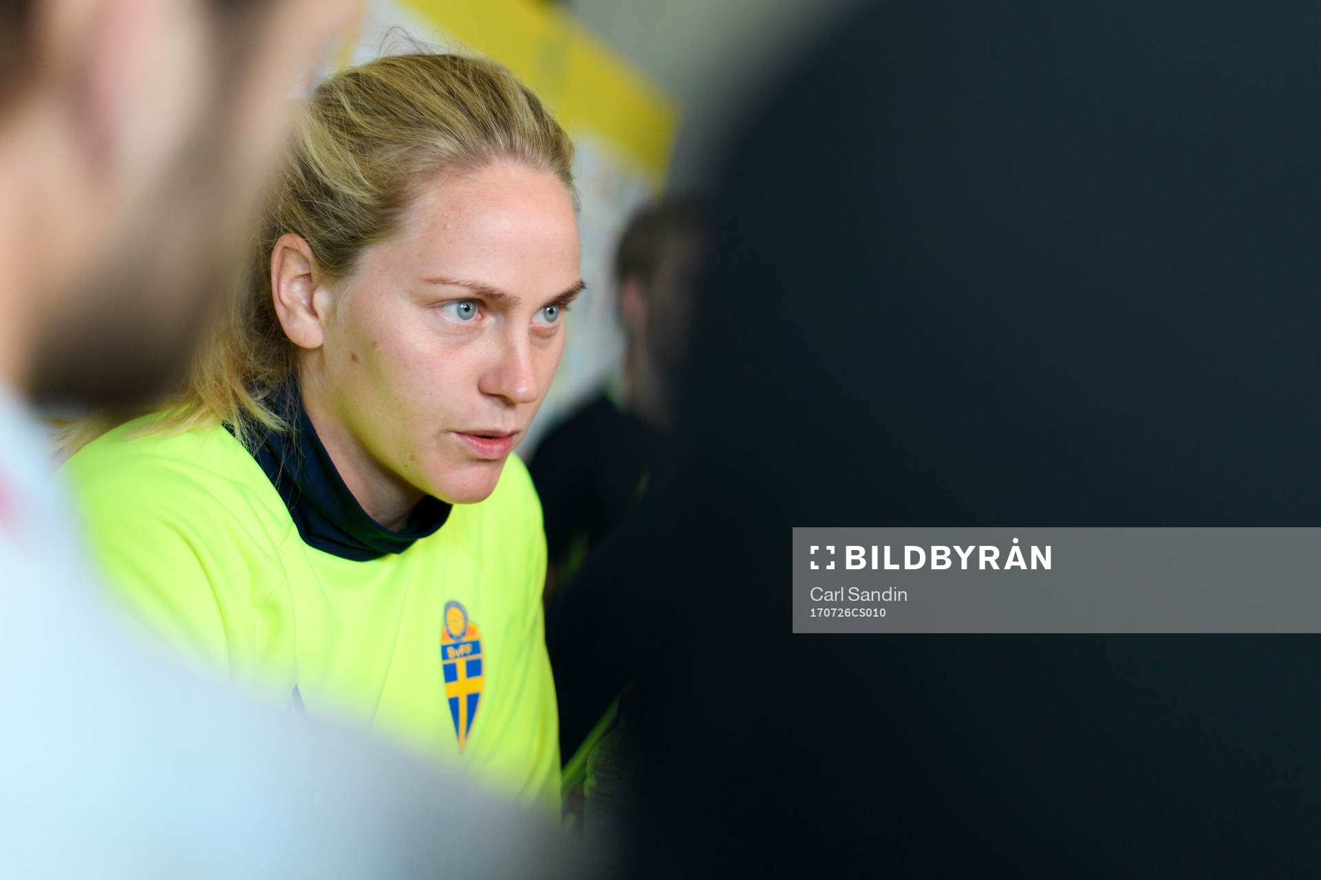 Lisa Dahlkvist blir intervjuad på en pressträff med det