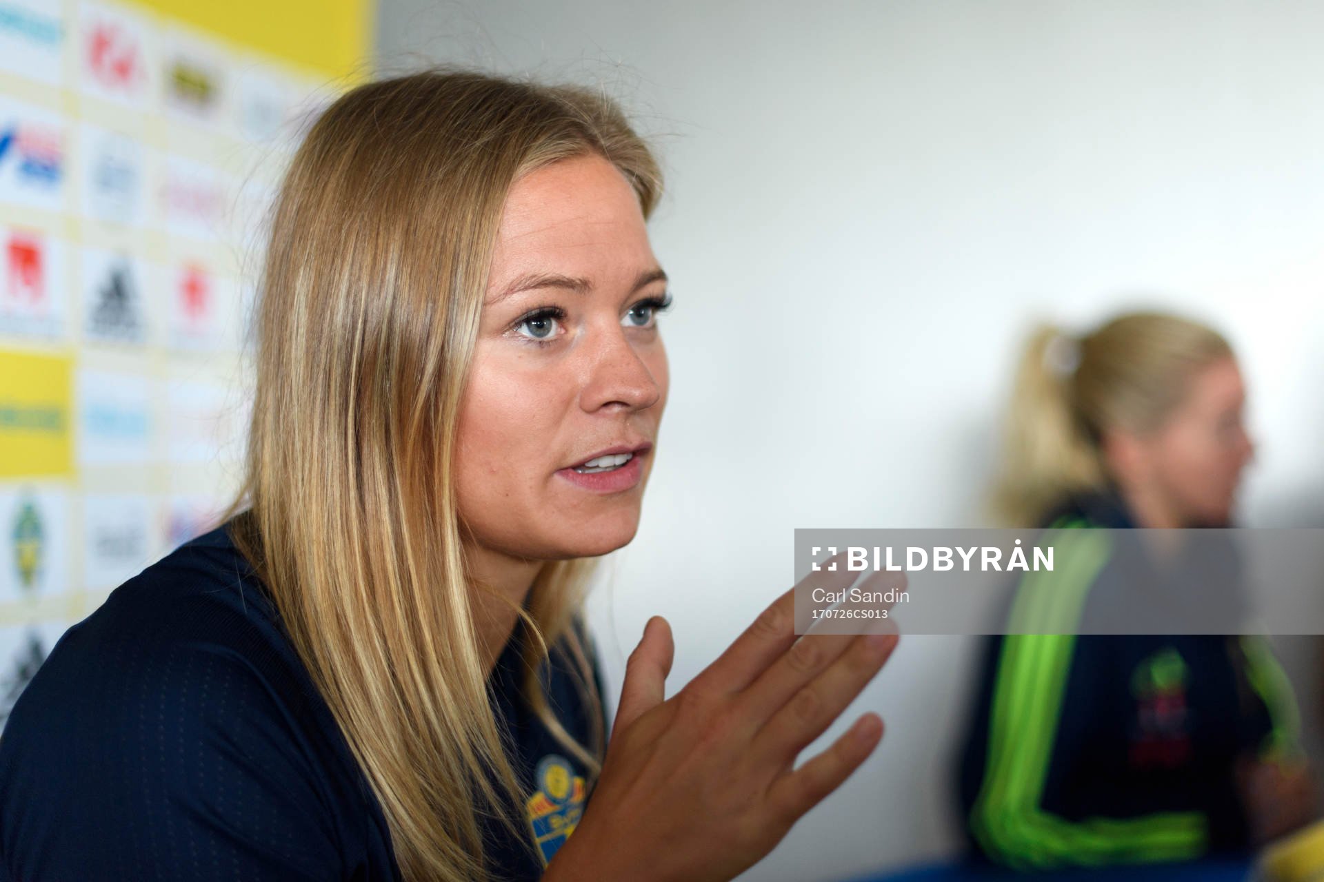 Fridolina Rolfö blir intervjuad på en pressträff med det