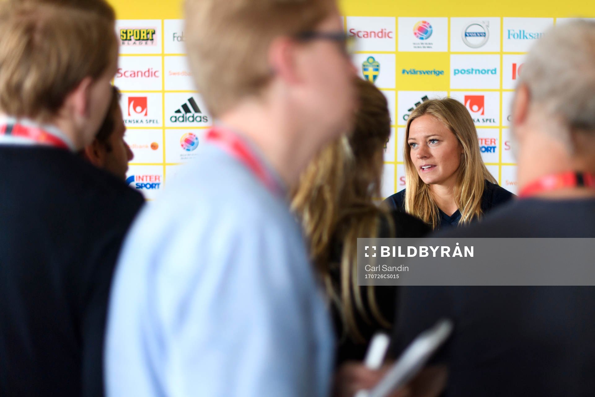 Fridolina Rolfö blir intervjuad på en pressträff med det