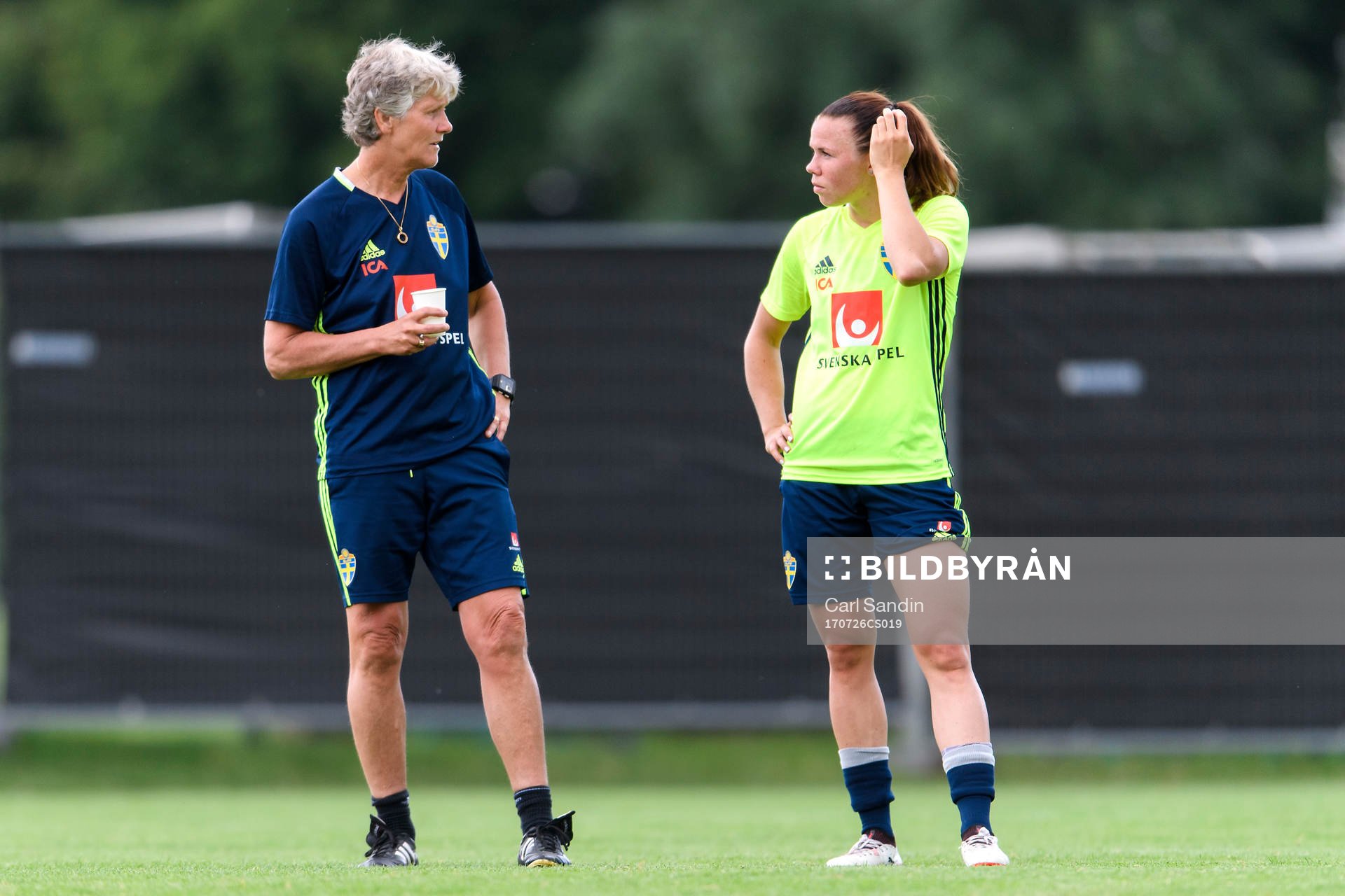 Förbundskapten Pia Sundhage pratar med Jessica Samuelsson