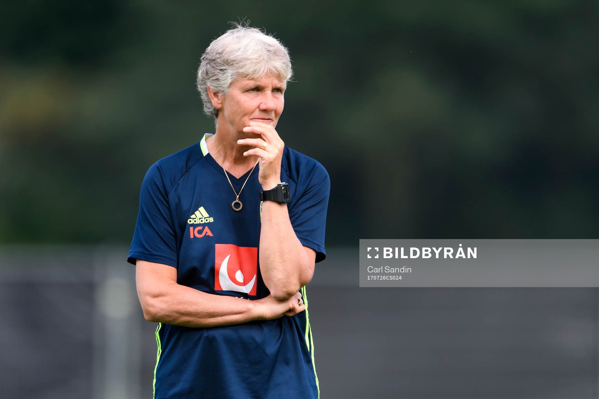 Förbundskapten Pia Sundhage på en träning med det