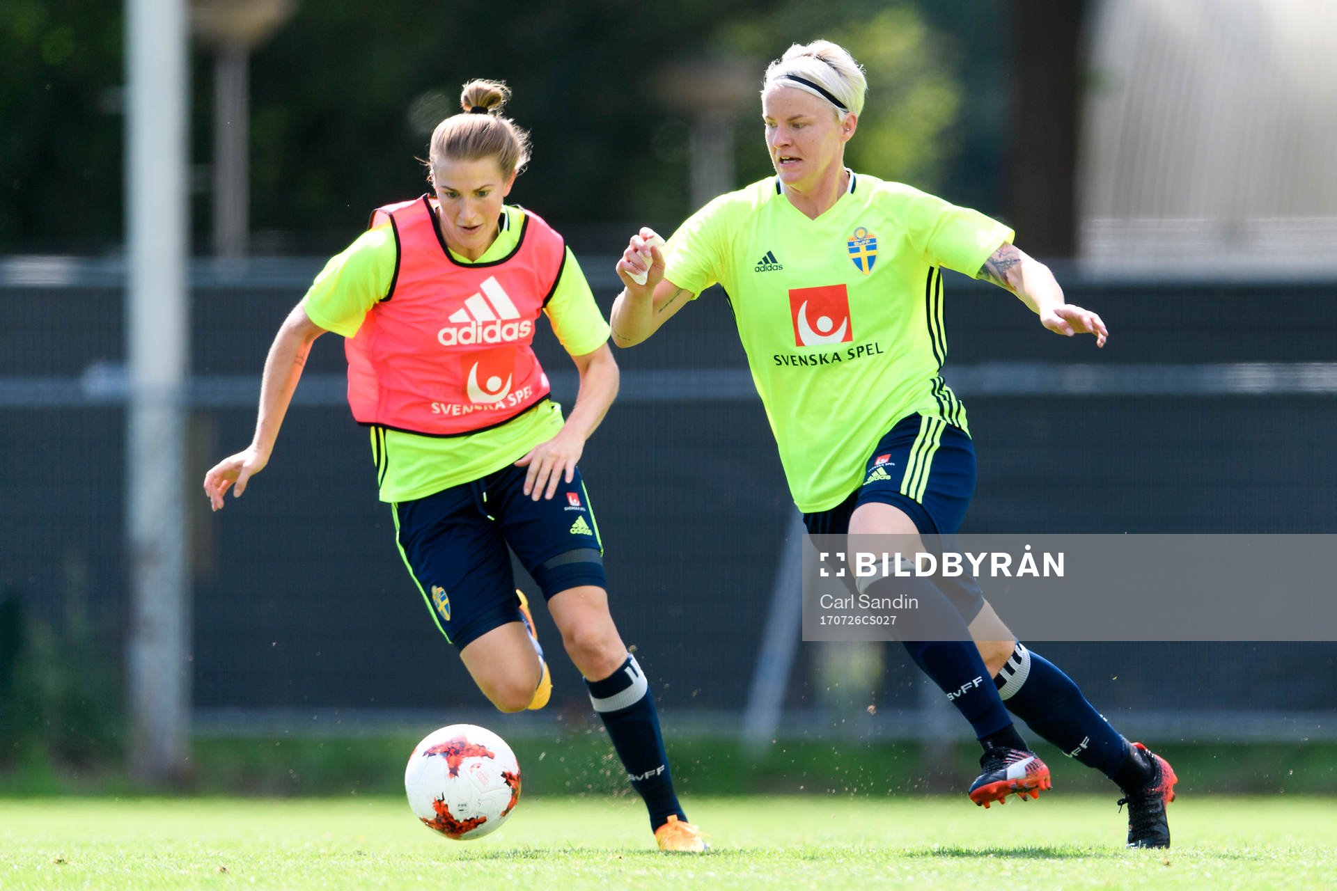 Emma Berglund och Nilla Fischer på en träning med det