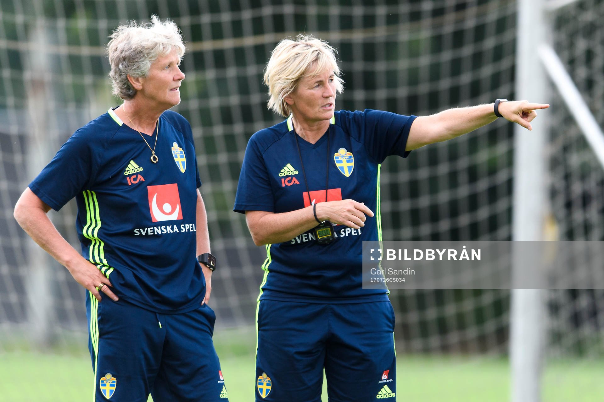 Förbundskapten Pia Sundhage och assisterande