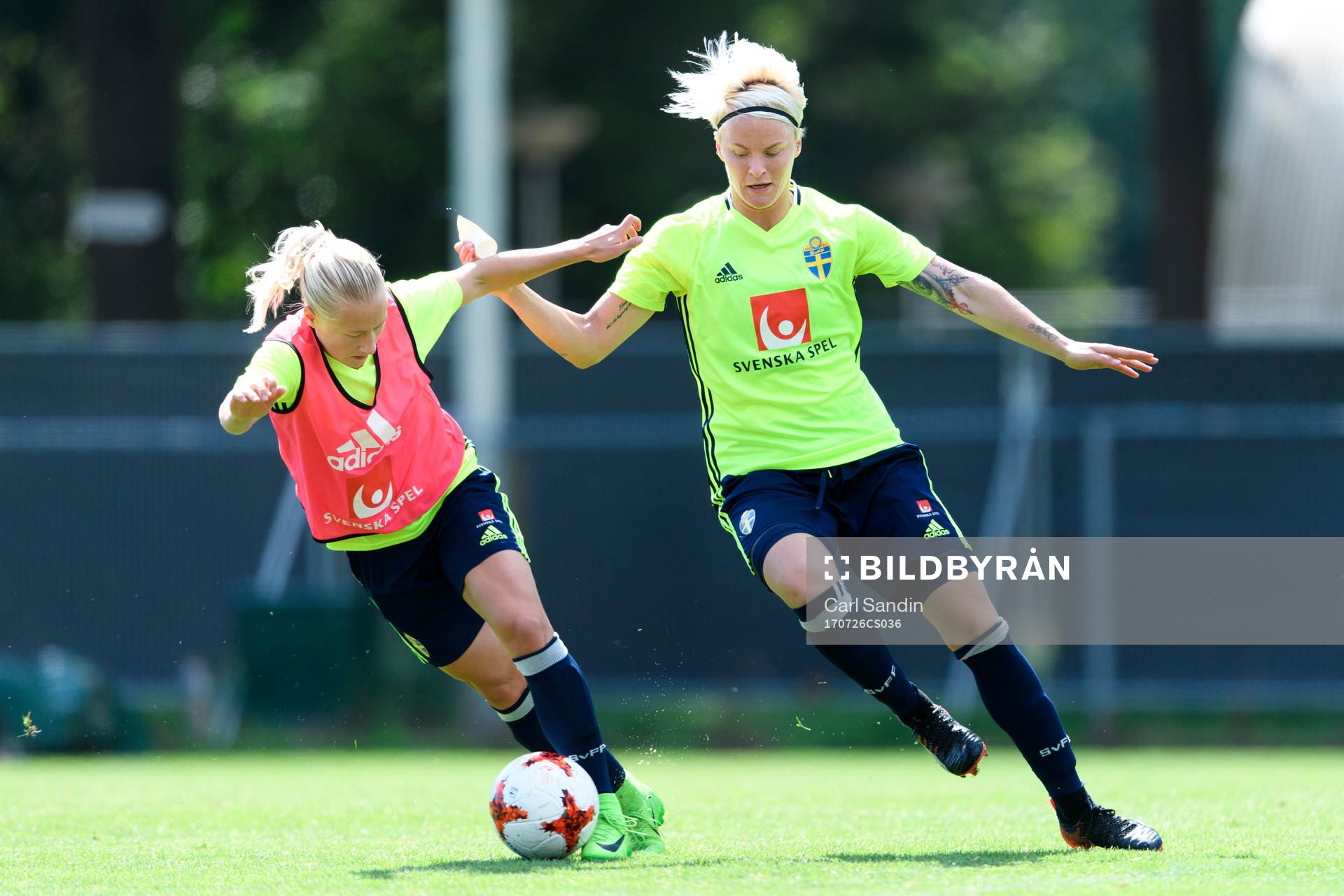 Julia Spetsmark i närkamp med Nilla Fischer på en träning med det svenska landslaget under dag 11 av fotbolls-EM den 26 juli 2017 i Arnhem.