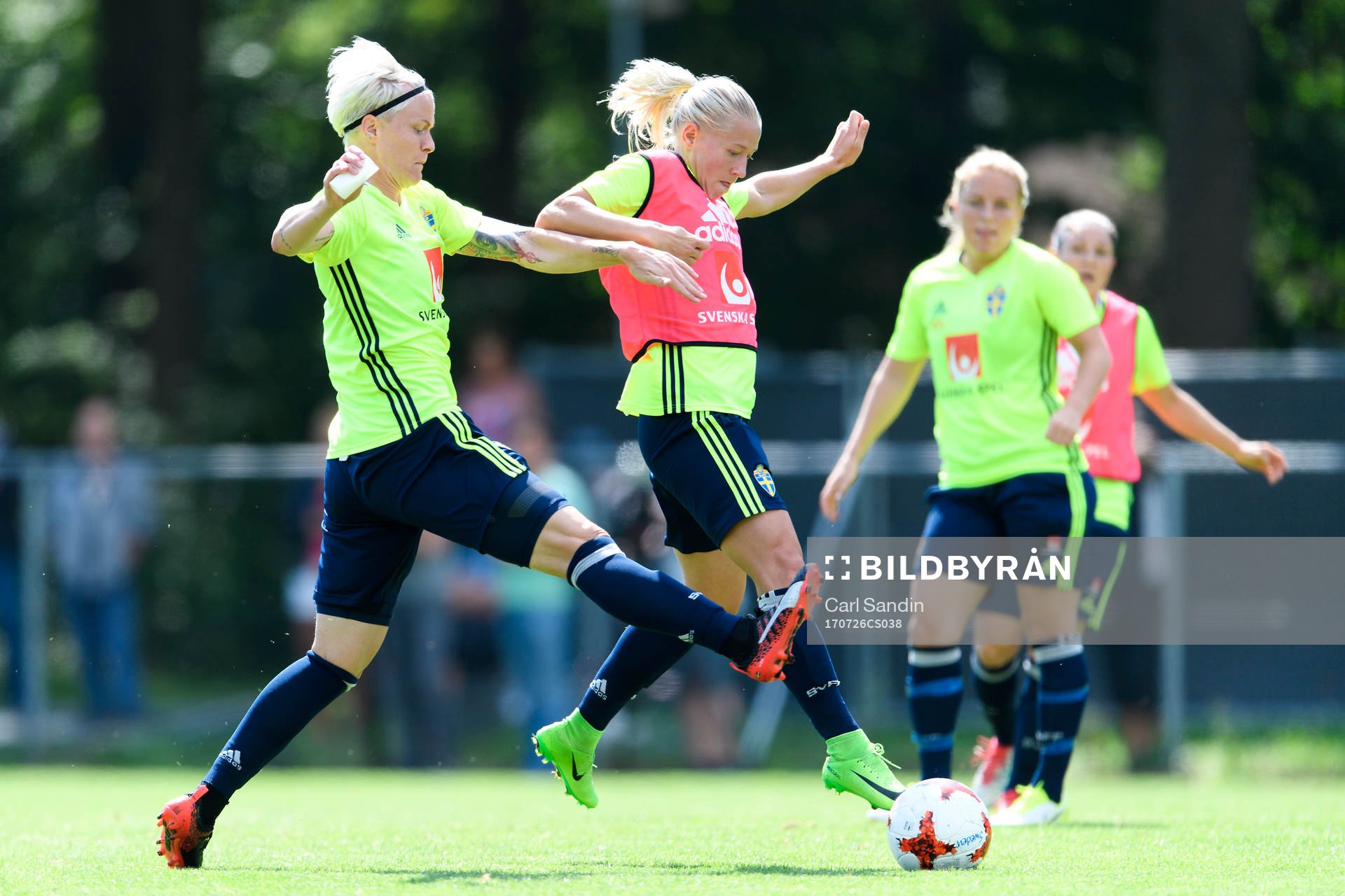 Nilla Fischer i närkamp med Julia Spetsmark på en träning med det svenska landslaget under dag 11 av fotbolls-EM den 26 juli 2017 i Arnhem.