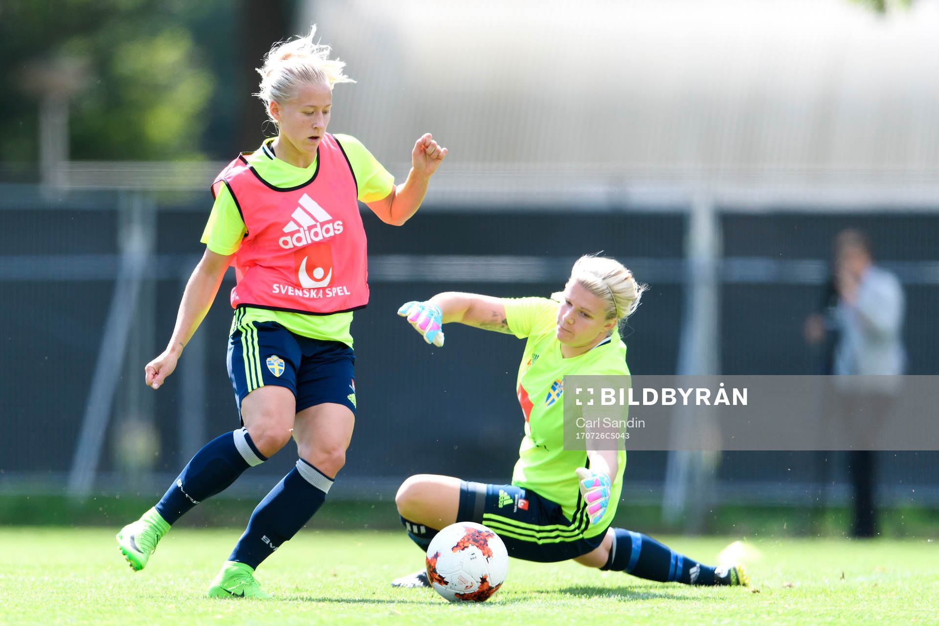 Julia Spetsmark och målvakt Emelie Lundberg på en träning med det svenska landslaget under dag 11 av fotbolls-EM den 26 juli 2017 i Arnhem.