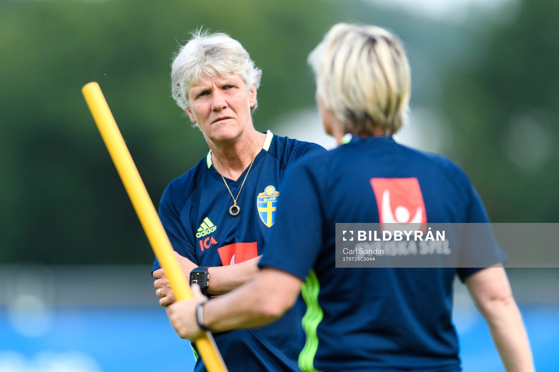 Förbundskapten Pia Sundhage på en träning med det