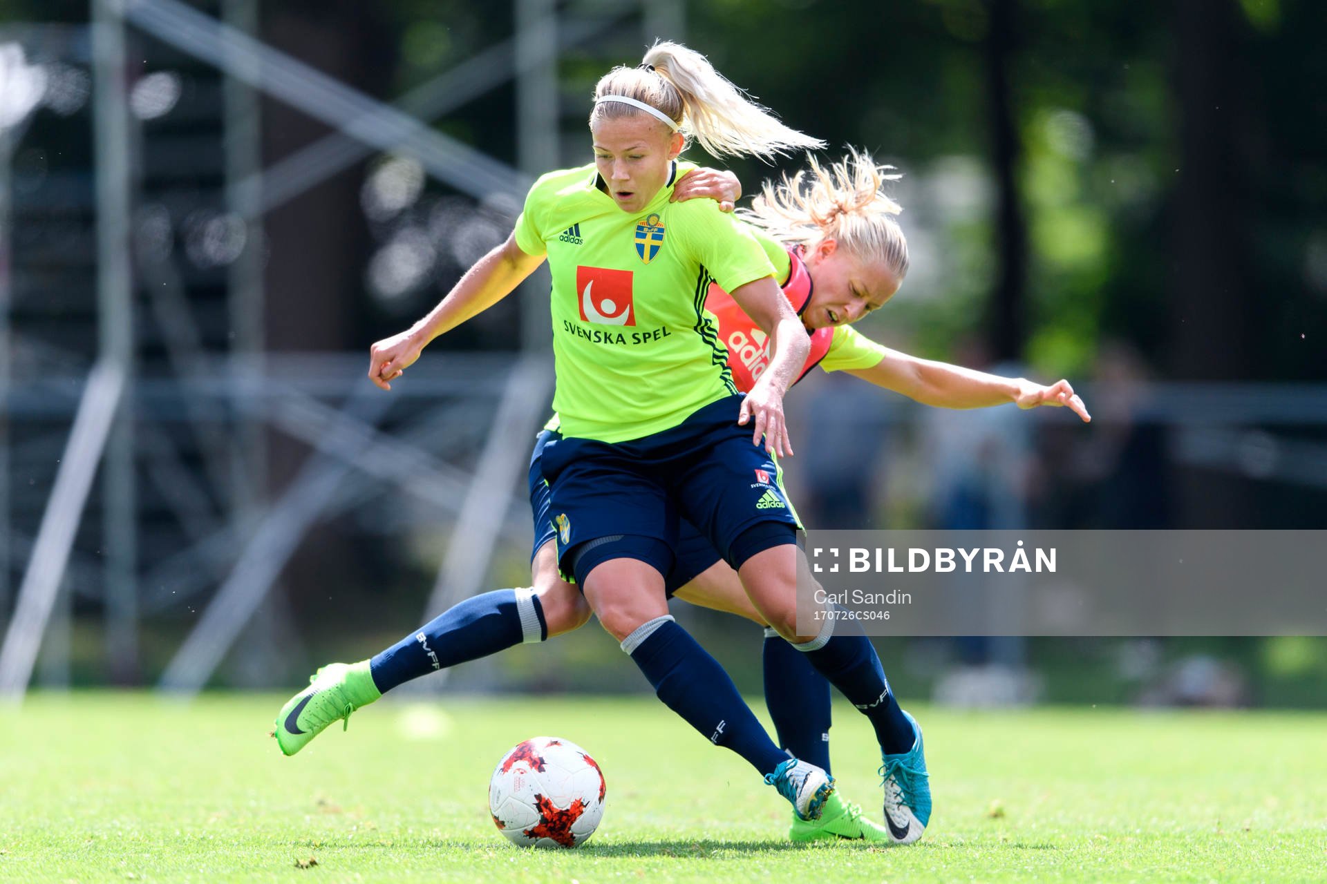 Hanna Glas närkamp med Julia Spetsmark på en träning med det svenska landslaget under dag 11 av fotbolls-EM den 26 juli 2017 i Arnhem.