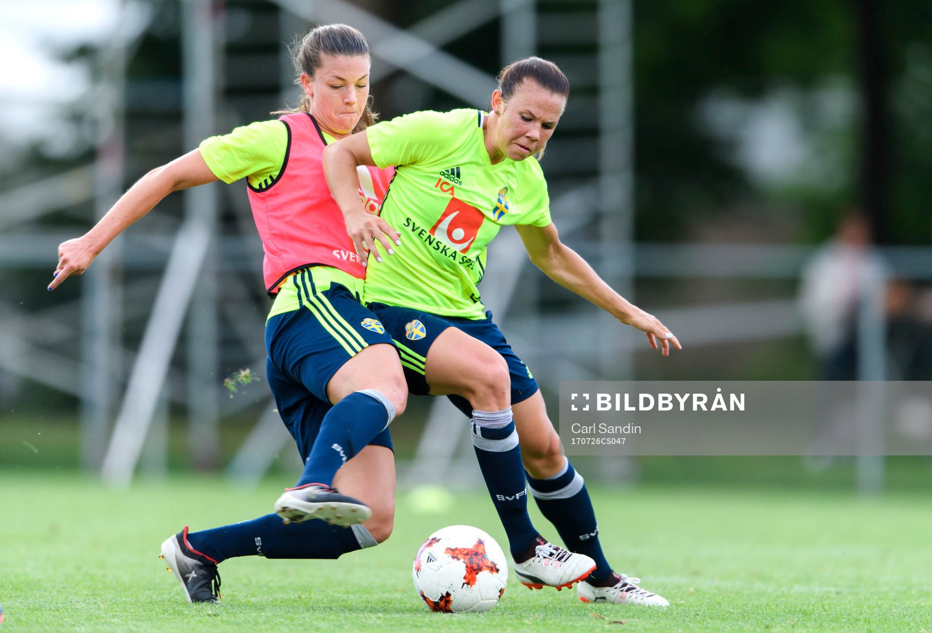 Pauline Hammarlund i närkamp med Jessica Samuelsson på en träning med det svenska landslaget under dag 11 av fotbolls-EM den 26 juli 2017 i Arnhem.