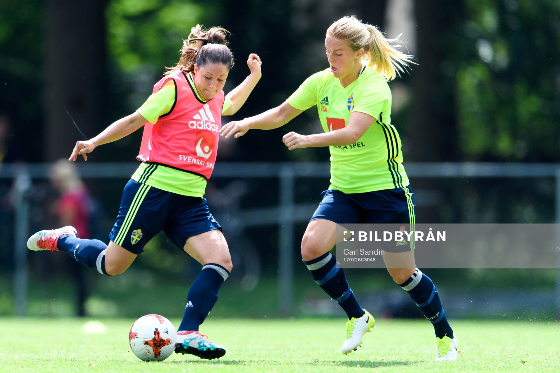 Josefin Johansson och Mimmi Larsson på en träning med det