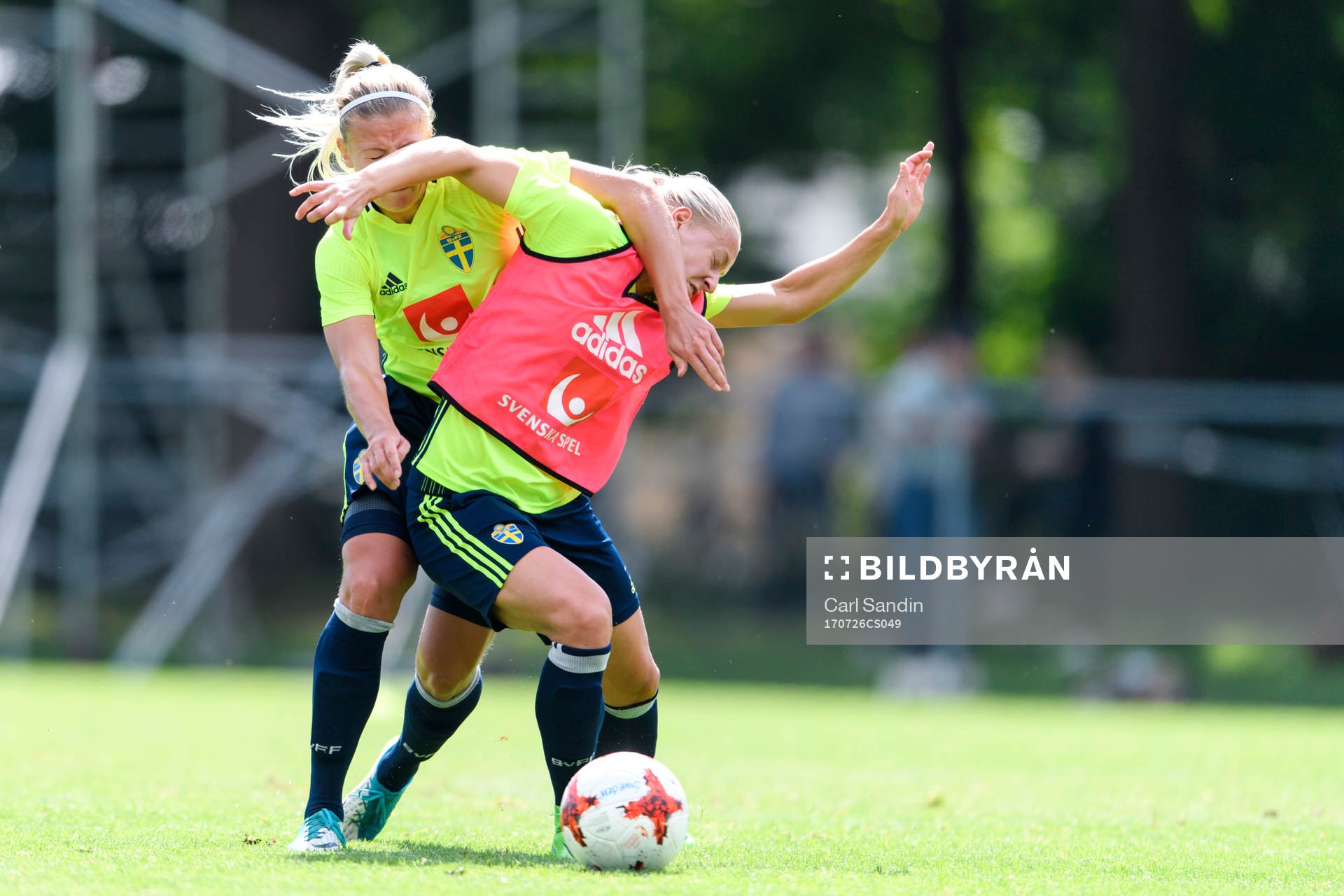 Hanna Glas närkamp med Julia Spetsmark på en träning med det svenska landslaget under dag 11 av fotbolls-EM den 26 juli 2017 i Arnhem.