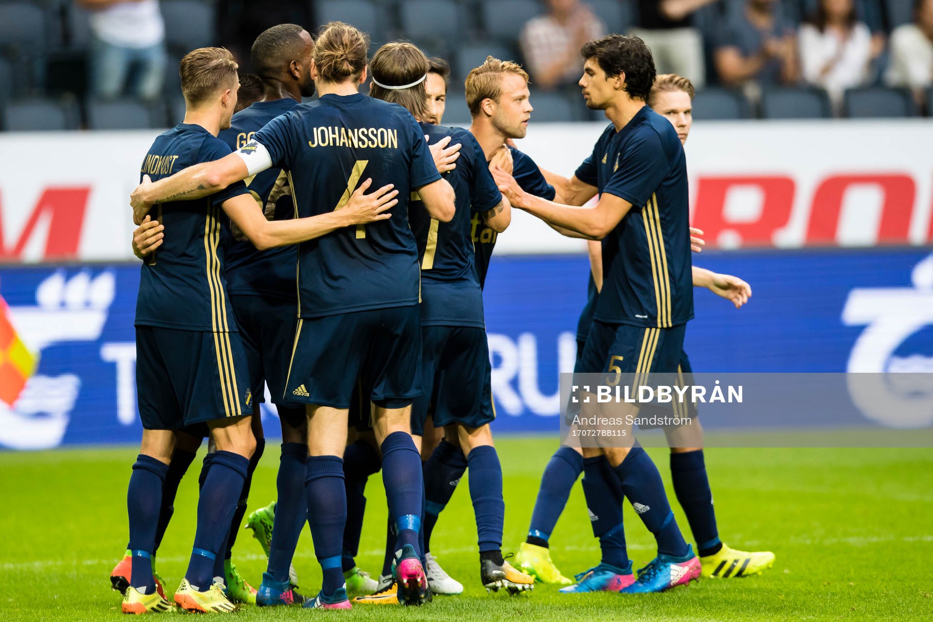 s Daniel Sundgren (3:a höger) gör 1-1 på straff och