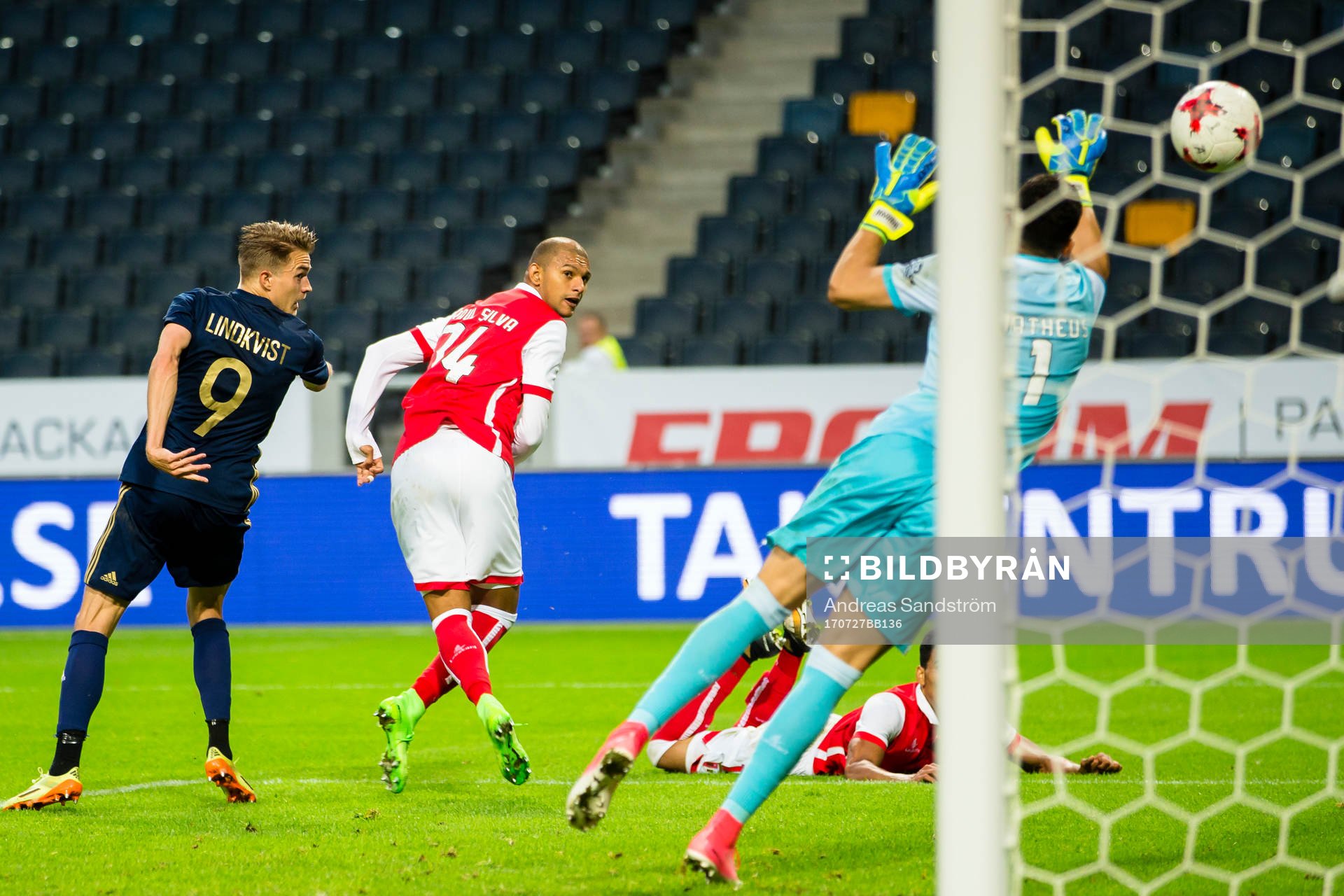 Bragas Raul Silva höll på göra självmål på nick i kamp med AIK:s Rasmus Lindkvist i slutminuten under fotbollsmatchen i kvalet till Europa League mellan AIK och SC Braga den 27 Juli 2017 i Stockholm. 