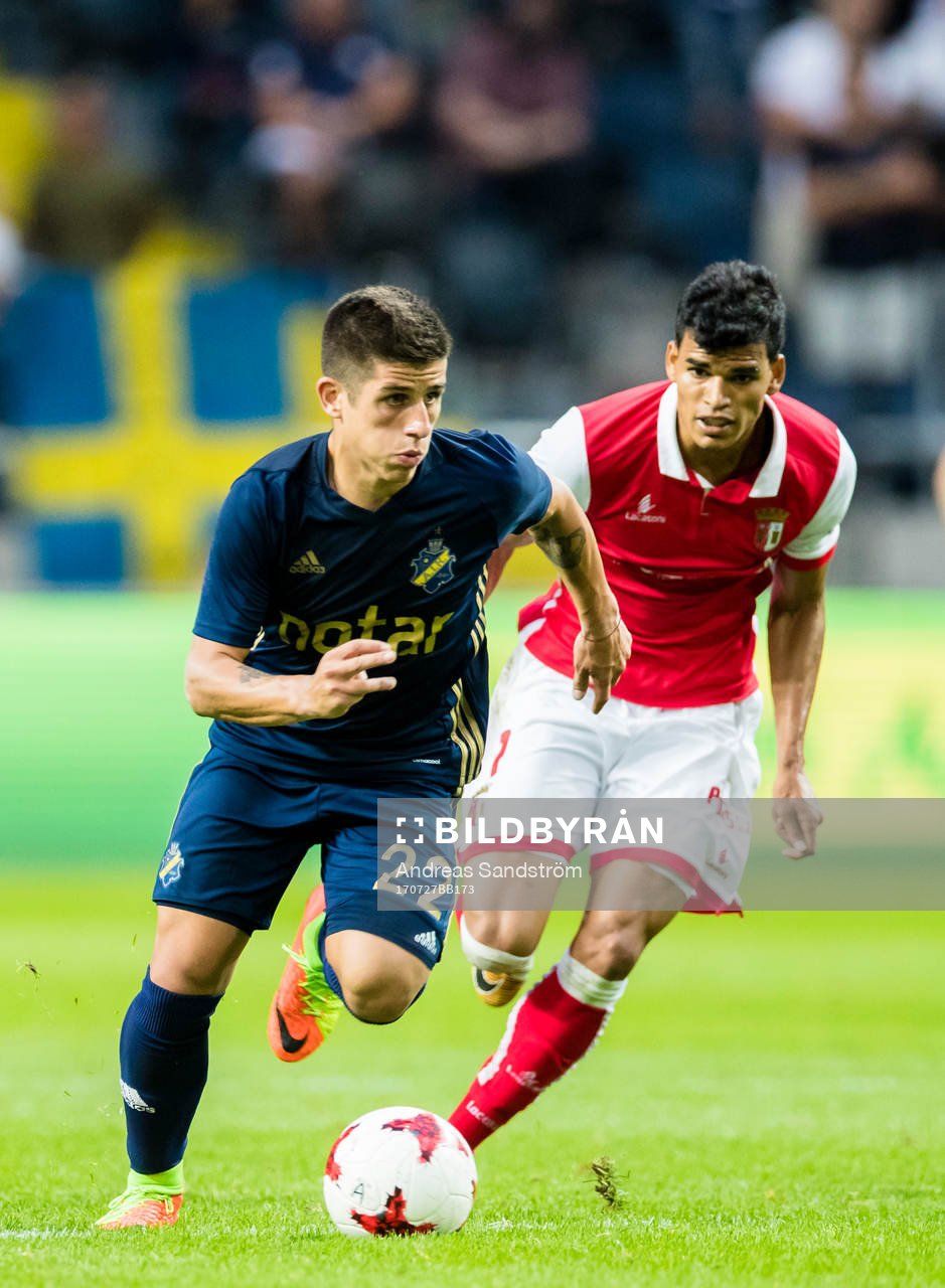 AIK:s Nicolas Marcelo Stefanelli i kamp med Bragas Danillo Barbosa under fotbollsmatchen i kvalet till Europa League mellan AIK och SC Braga den 27 Juli 2017 i Stockholm.