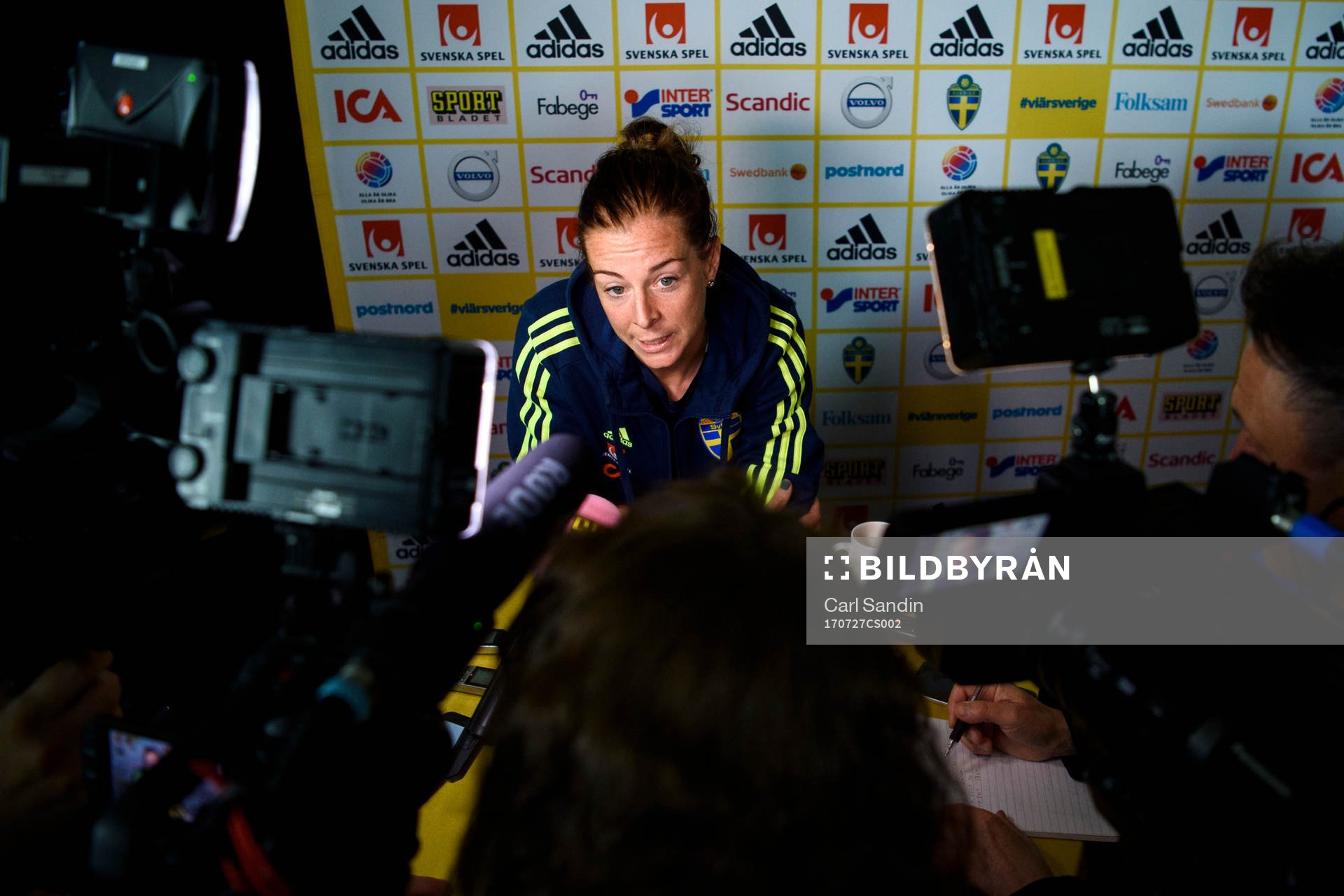 Lotta Schelin blir intervjuad på en pressträff med det