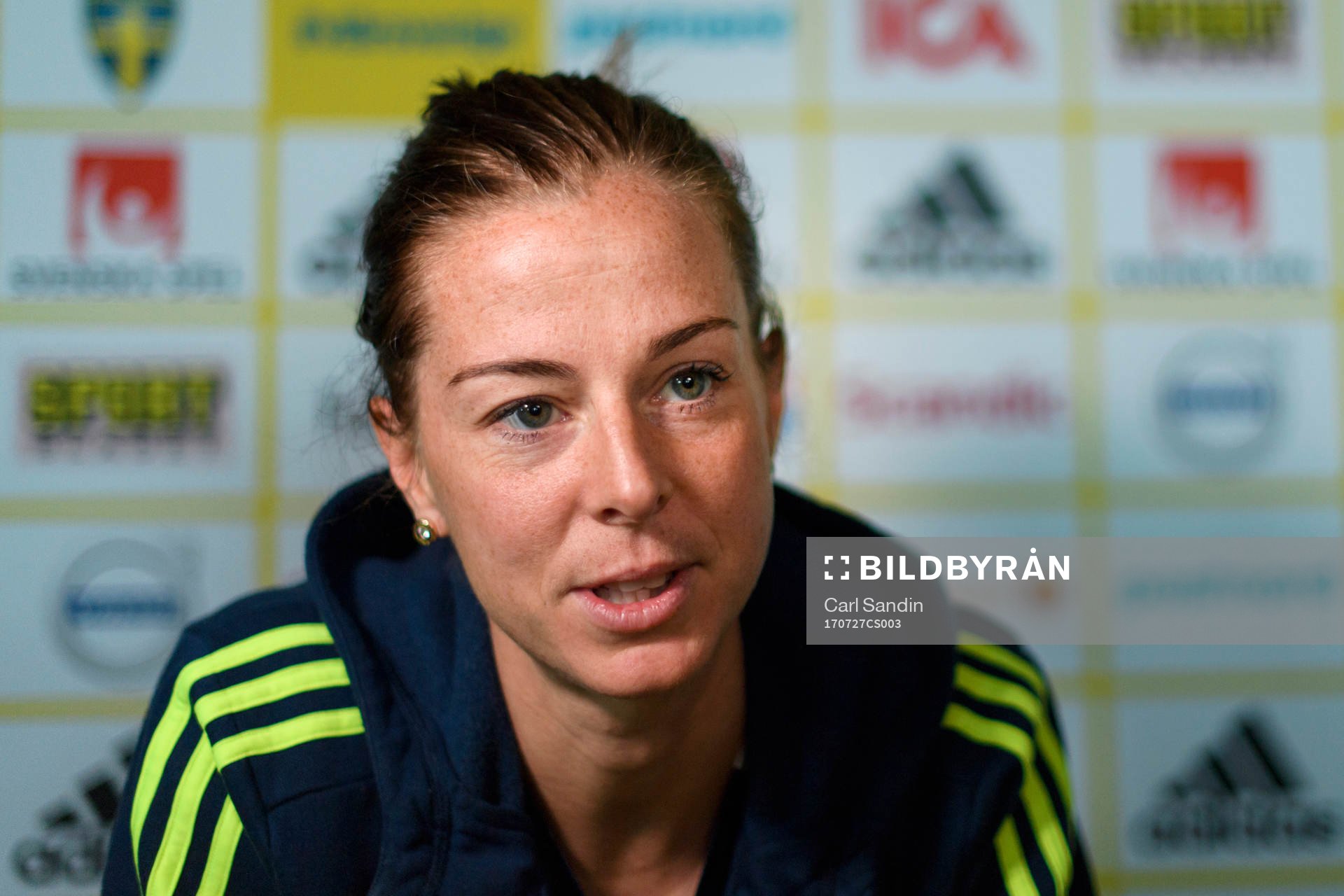 Lotta Schelin blir intervjuad på en pressträff med det