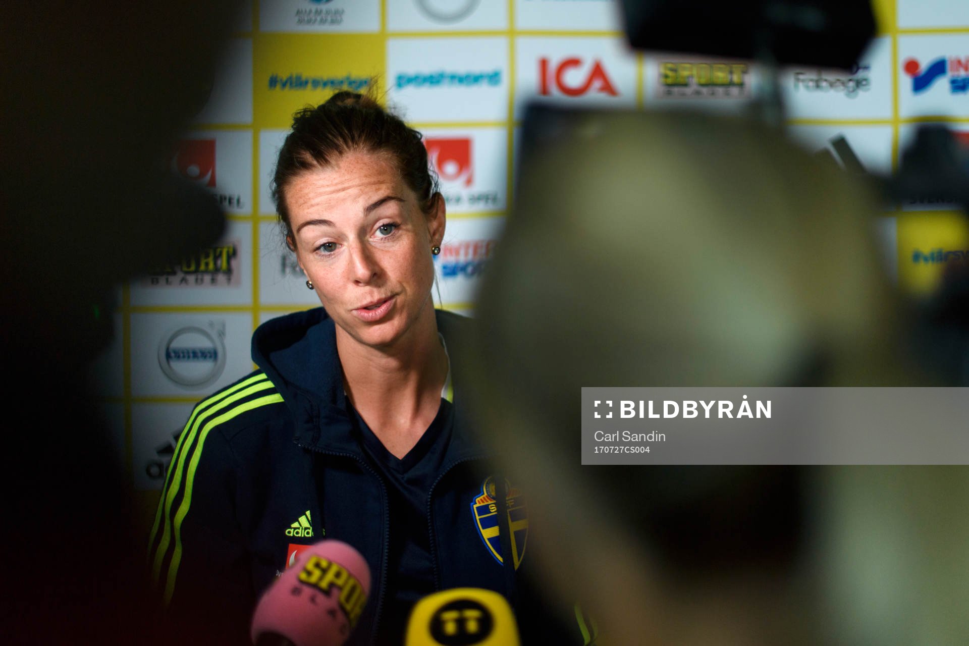 Lotta Schelin blir intervjuad på en pressträff med det
