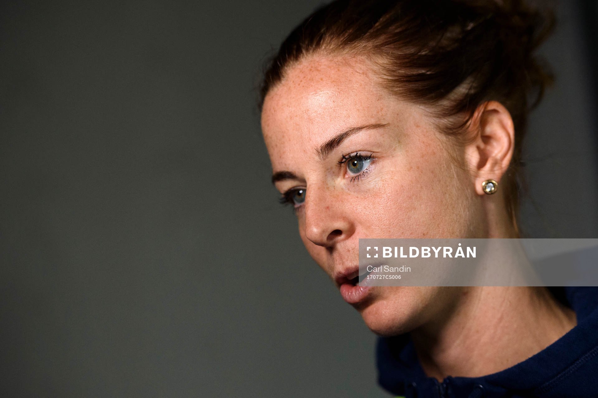 Lotta Schelin blir intervjuad på en pressträff med det