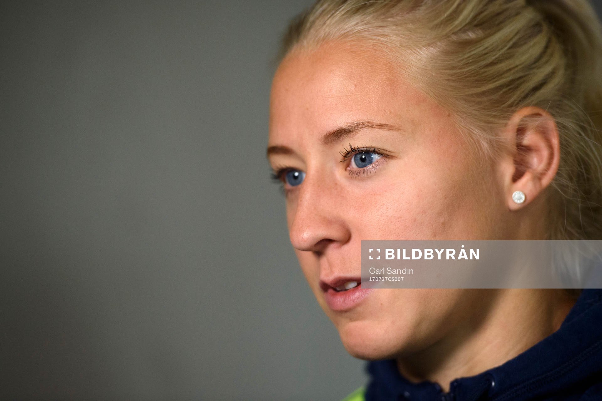 Julia Spetsmark blir intervjuad på en pressträff med det