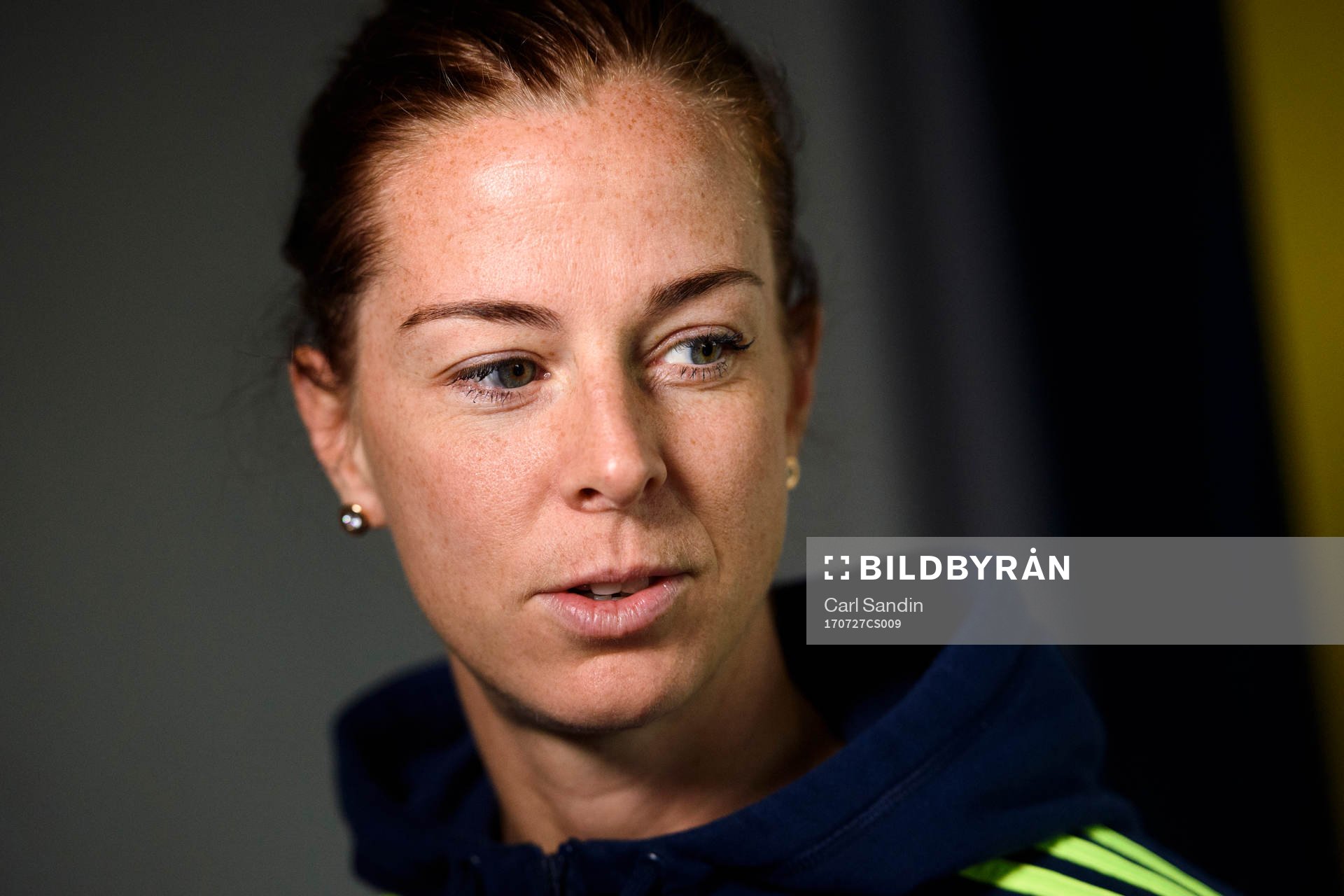 Lotta Schelin blir intervjuad på en pressträff med det