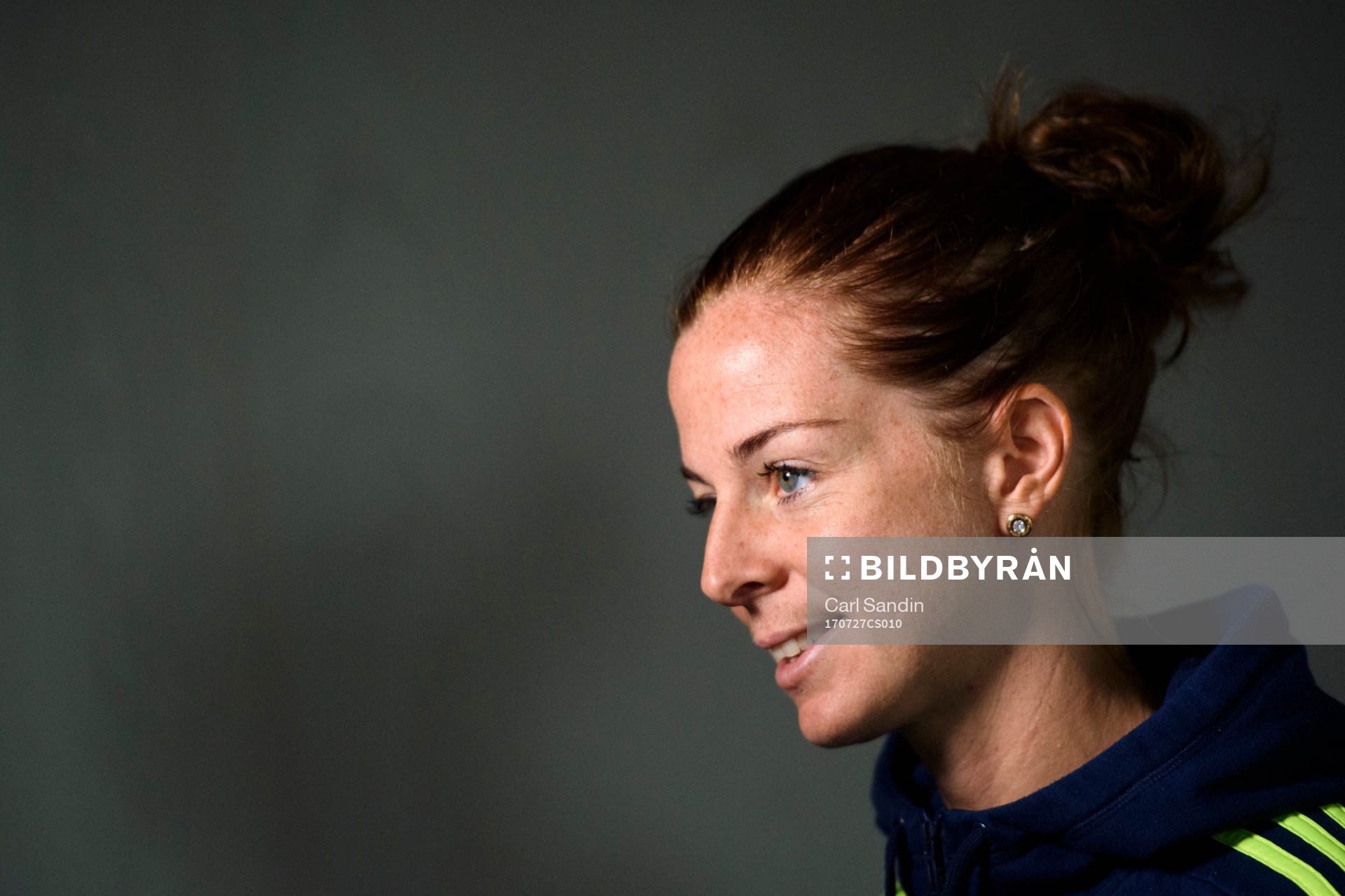 Lotta Schelin blir intervjuad på en pressträff med det