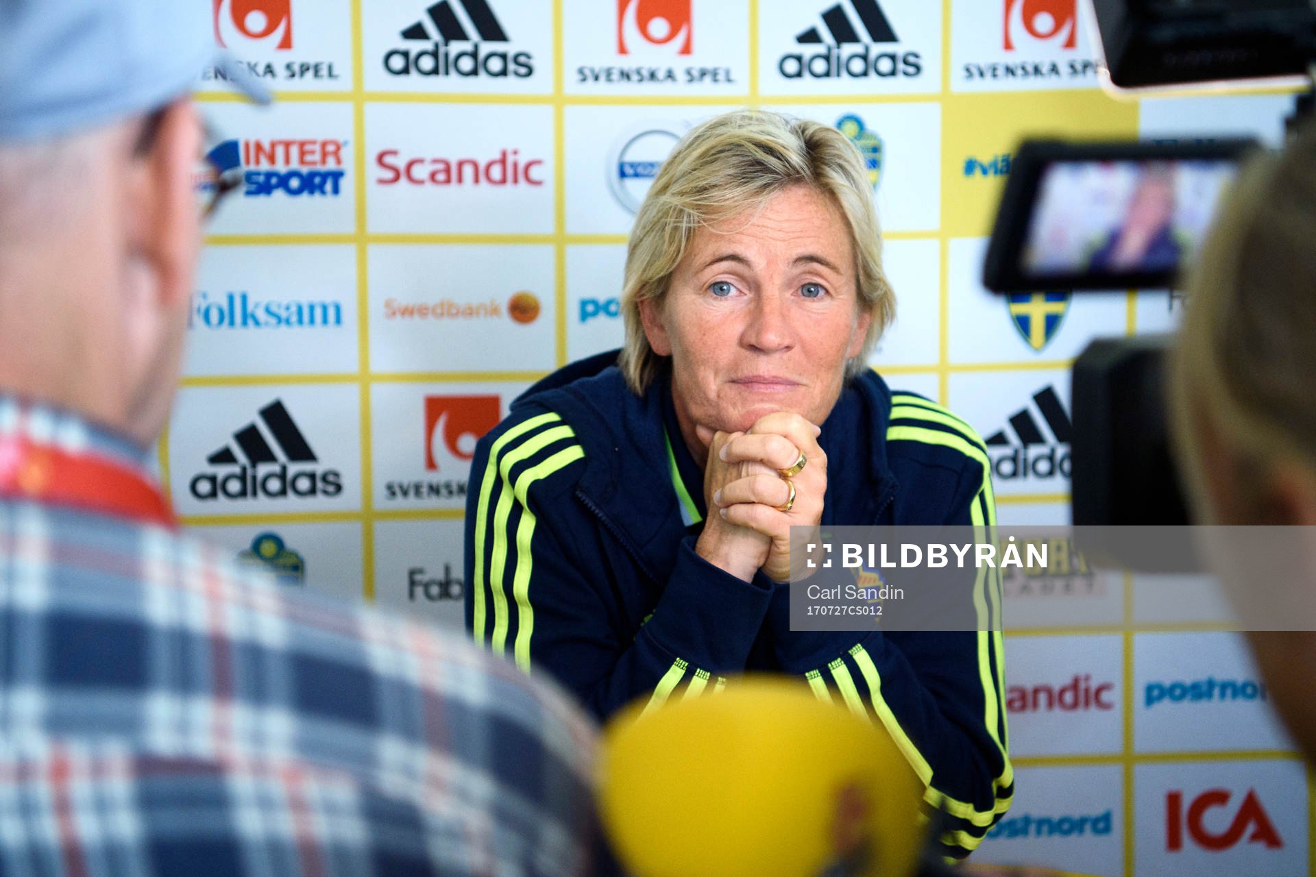 Assisterande förbundskapten Lilie Persson blir intervjuad