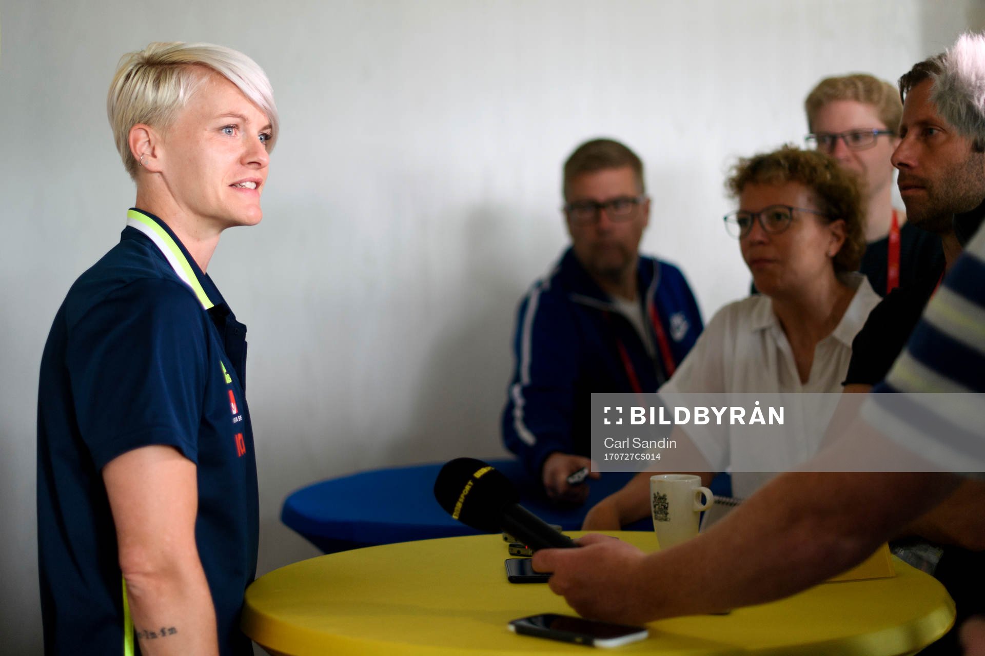 Nilla Fischer blir intervjuad på en pressträff med det