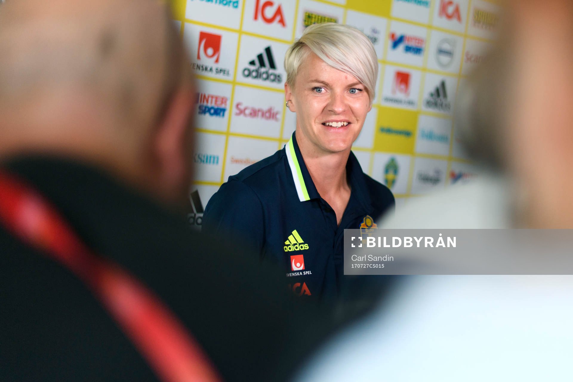 Nilla Fischer blir intervjuad på en pressträff med det