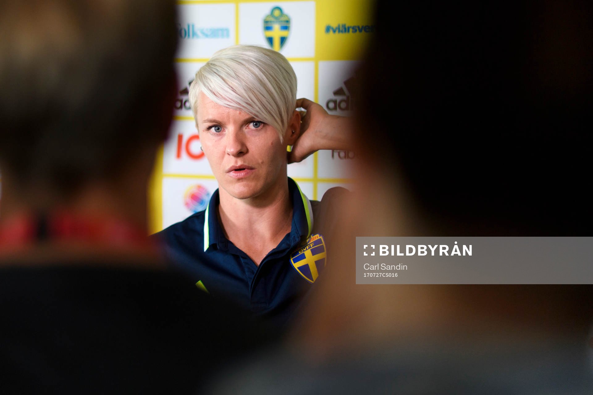 Nilla Fischer blir intervjuad på en pressträff med det svenska landslaget under dag 12 av fotbolls-EM den 27 juli 2017 i Arnhem.