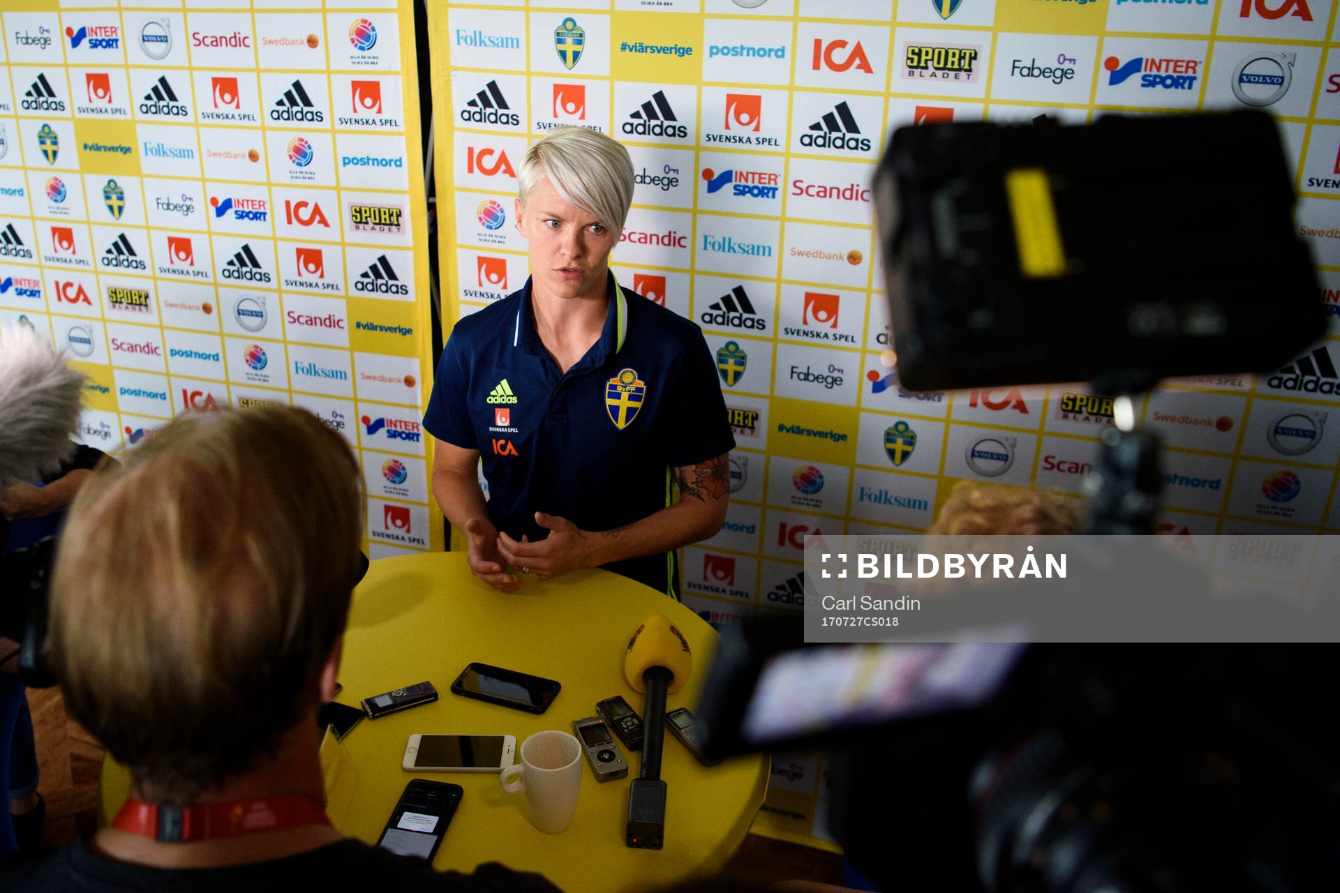 Nilla Fischer blir intervjuad på en pressträff med det