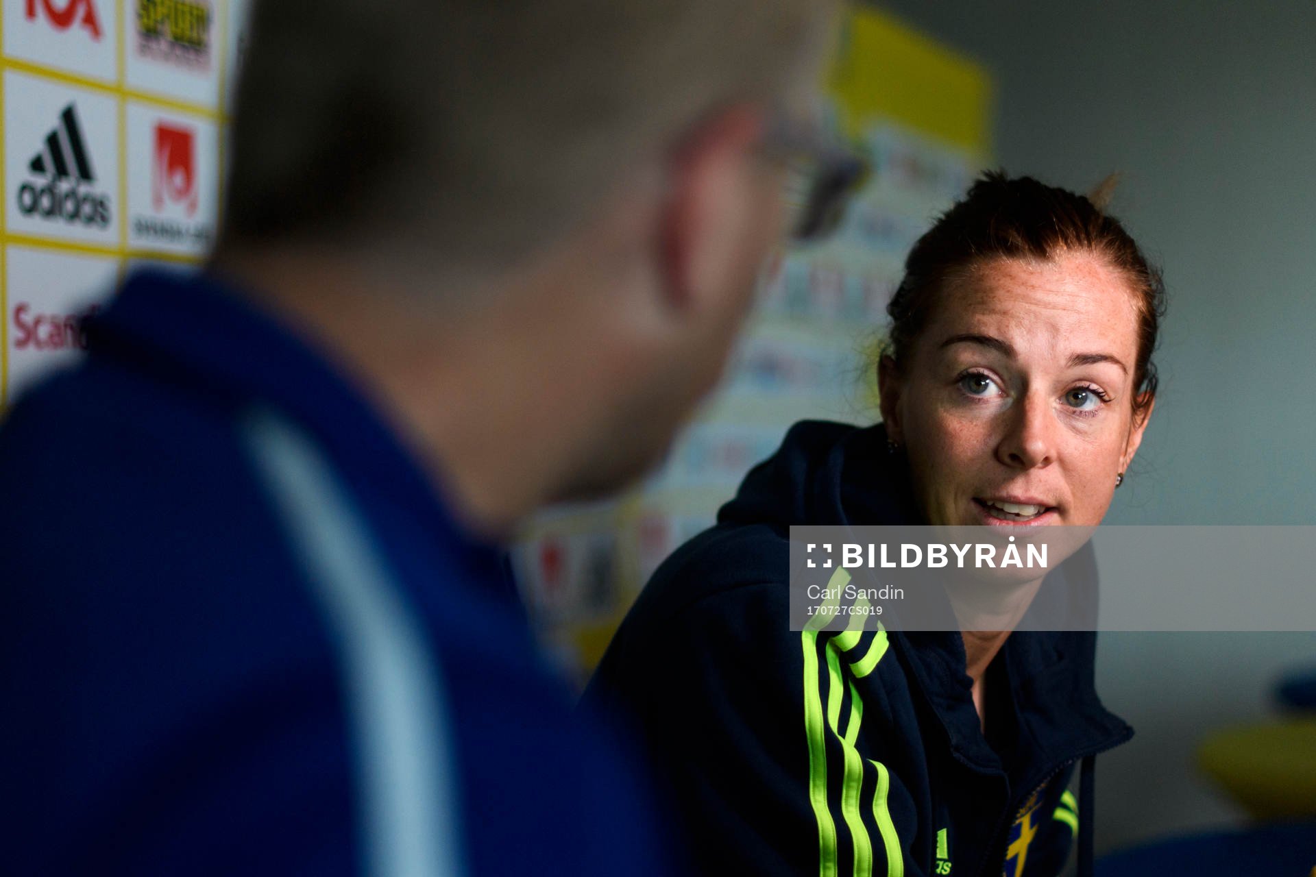 Lotta Schelin blir intervjuad på en pressträff med det