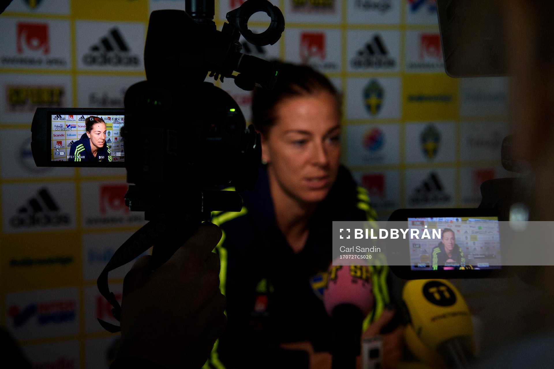 Lotta Schelin blir intervjuad på en pressträff med det