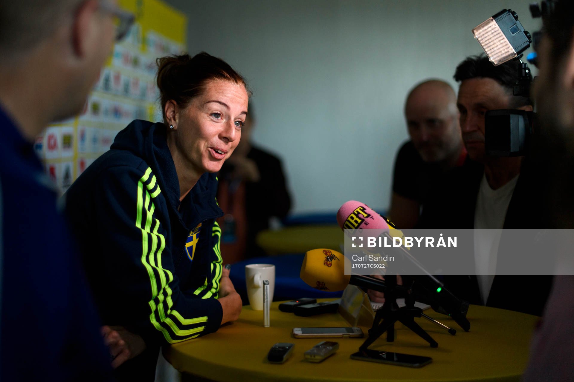 Lotta Schelin blir intervjuad på en pressträff med det