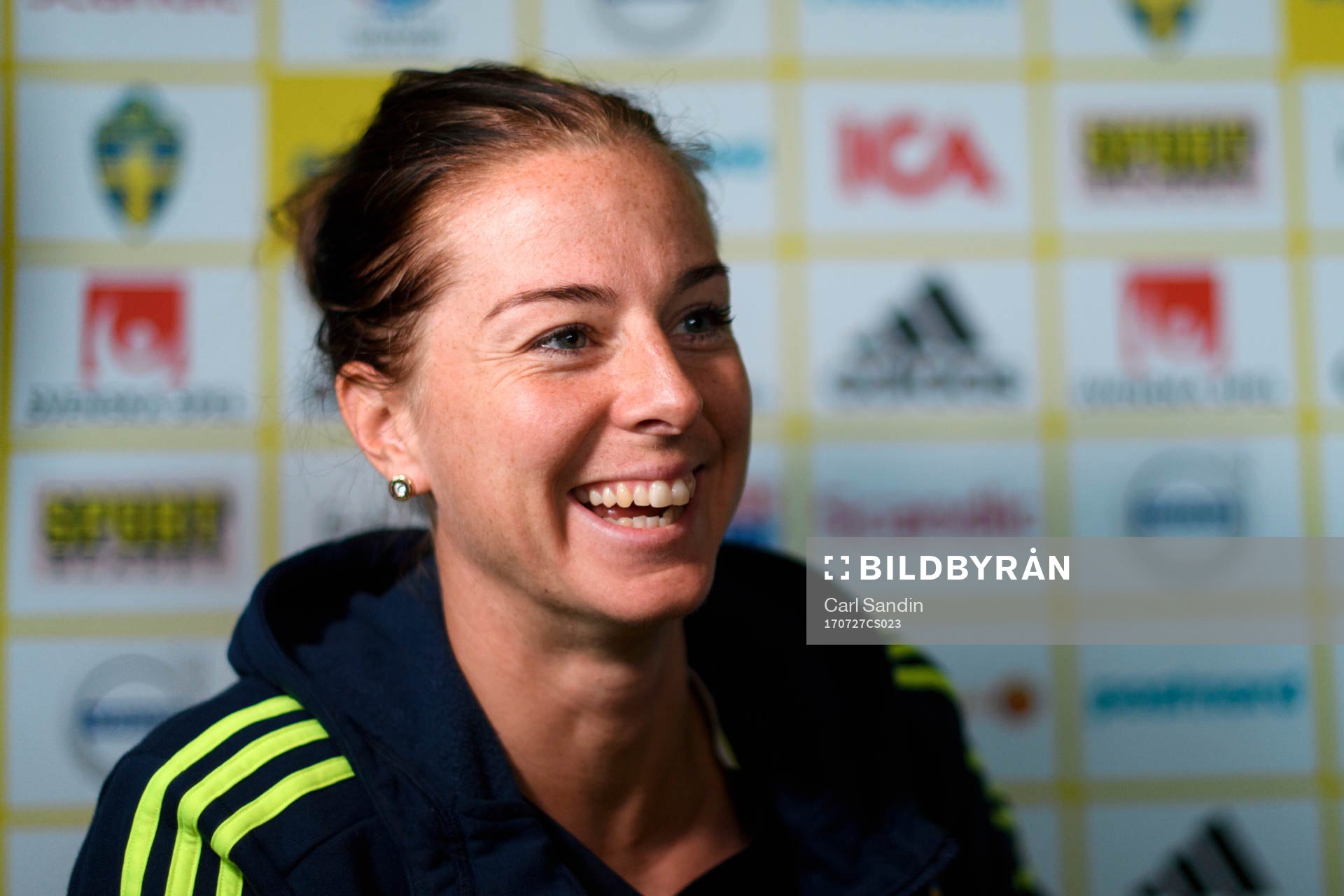 Lotta Schelin blir intervjuad på en pressträff med det