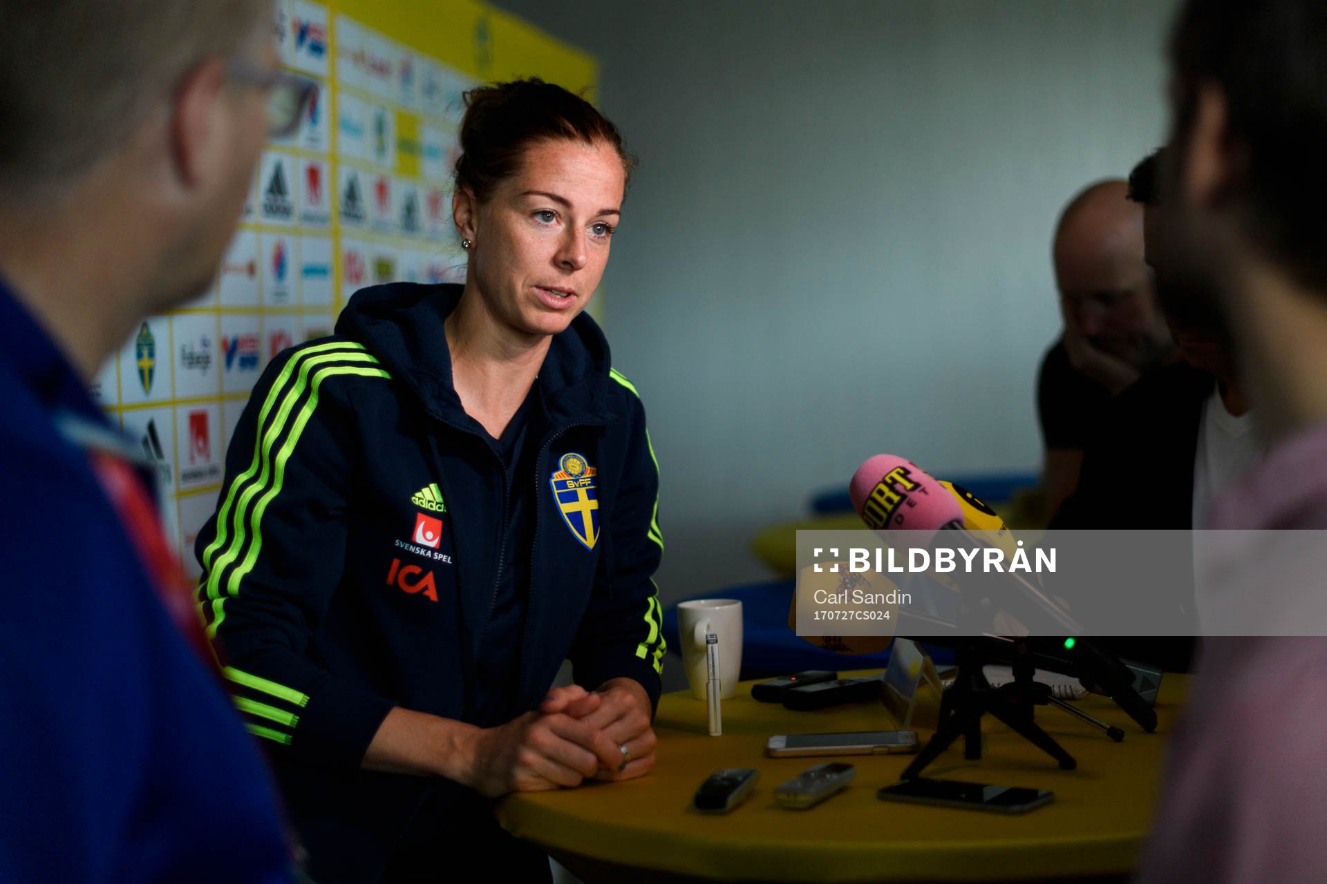 Lotta Schelin blir intervjuad på en pressträff med det