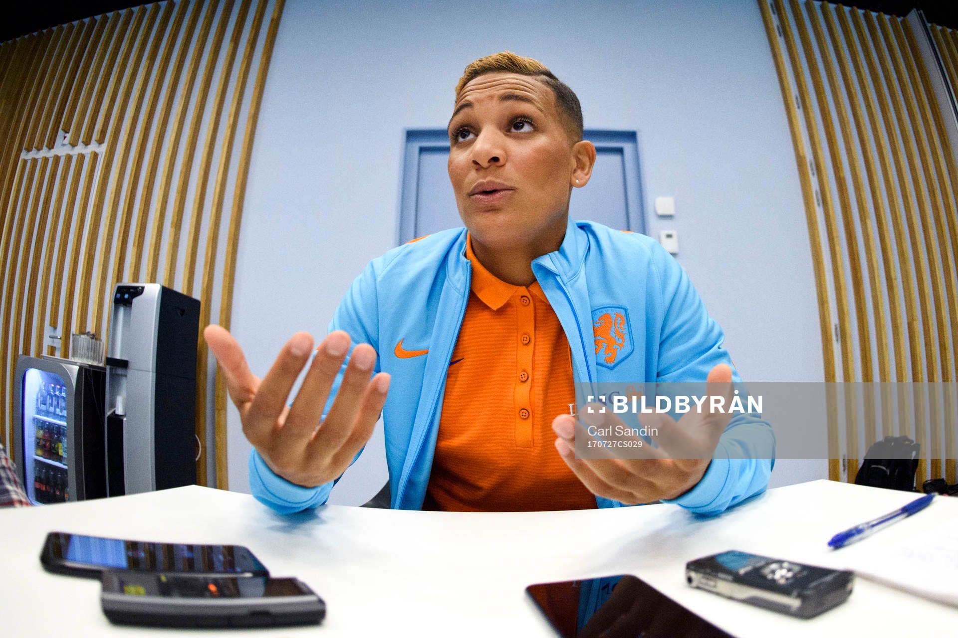 Shanice van de Sanden blir intervjuad på en pressträff