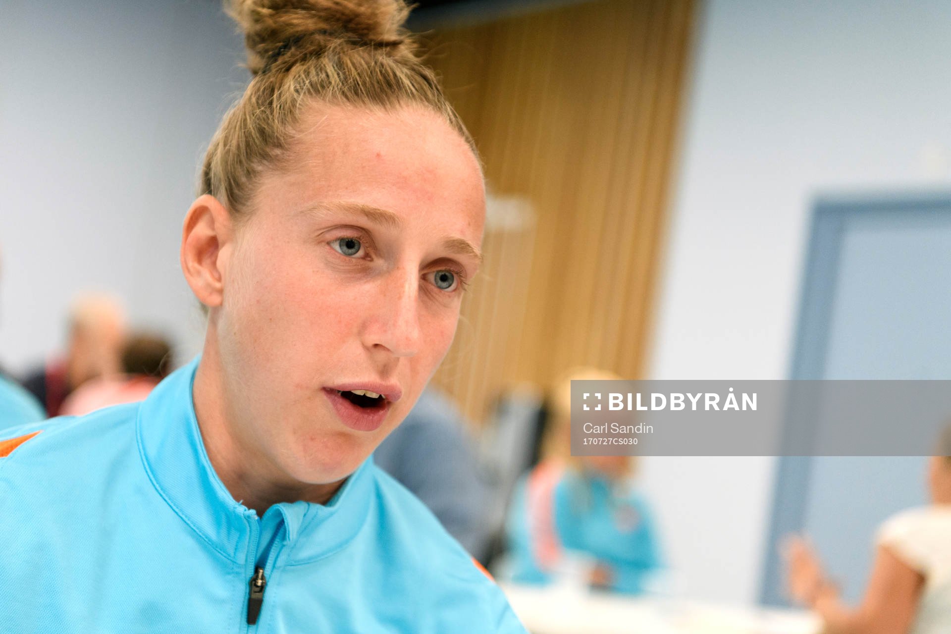Målvakt Sari van Veenendaal blir intervjuad på en pressträff med det holländska landslaget under dag 12 av fotbolls-EM den 27 juli 2017 i Utrecht.