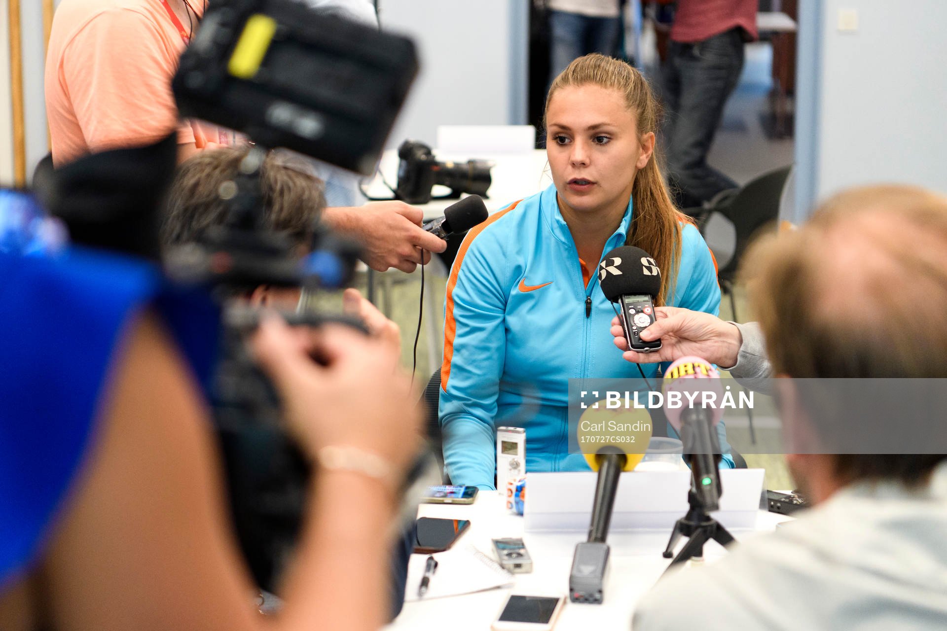 Lieke Martens blir intervjuad på en pressträff med det holländska landslaget under dag 12 av fotbolls-EM den 27 juli 2017 i Utrecht.