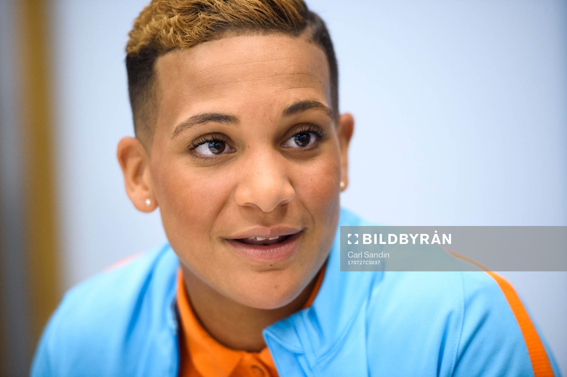 Shanice van de Sanden blir intervjuad på en pressträff
