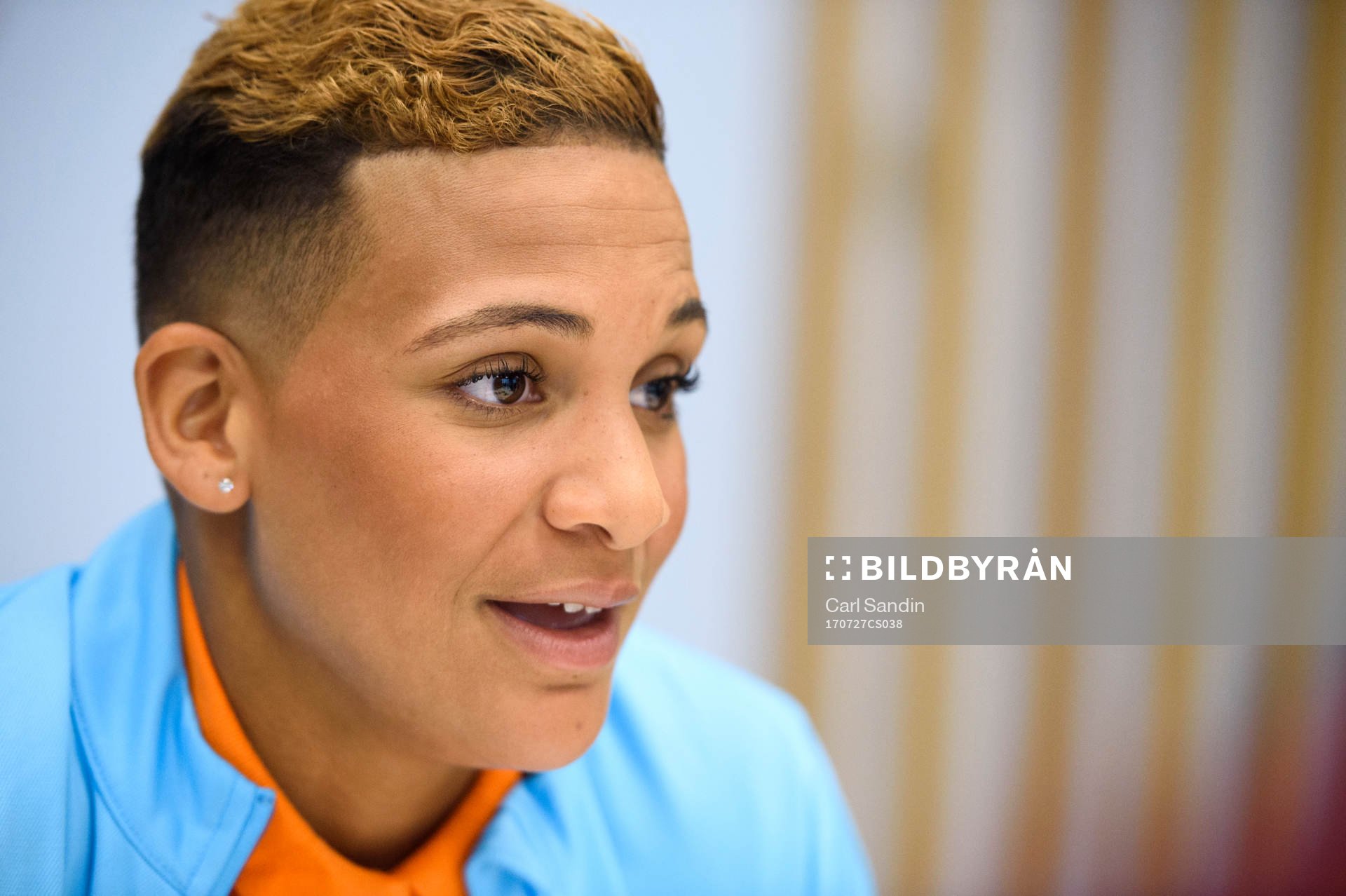 Shanice van de Sanden blir intervjuad på en pressträff