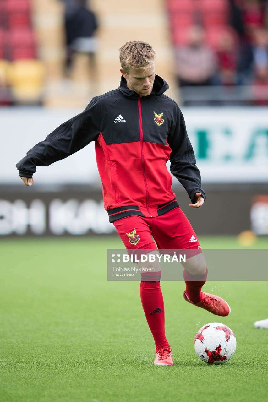 Östersunds Dennis Widgren värmer upp