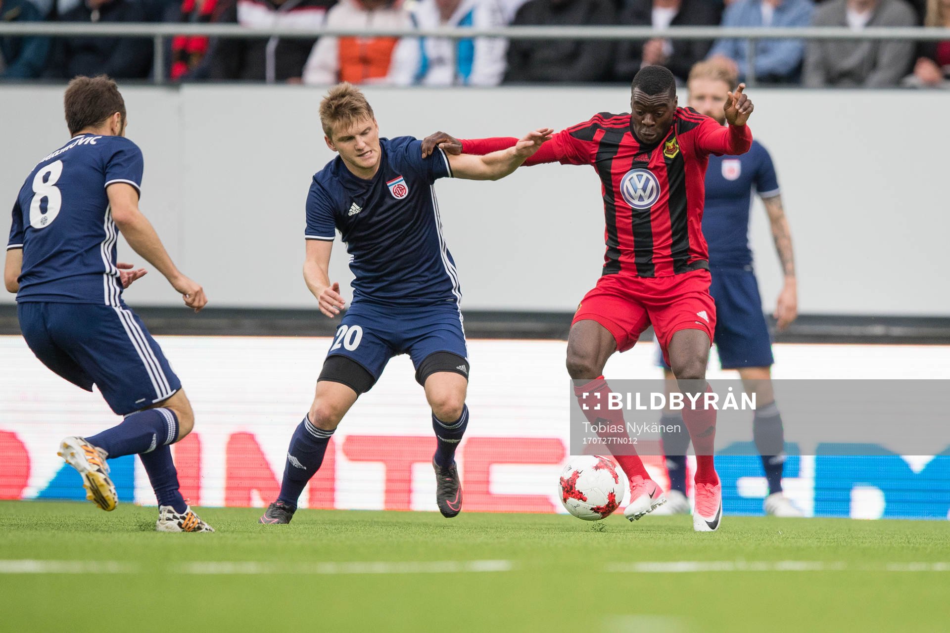 Östersunds Ken Sema mot FC Fola Esch Michel Bechtold