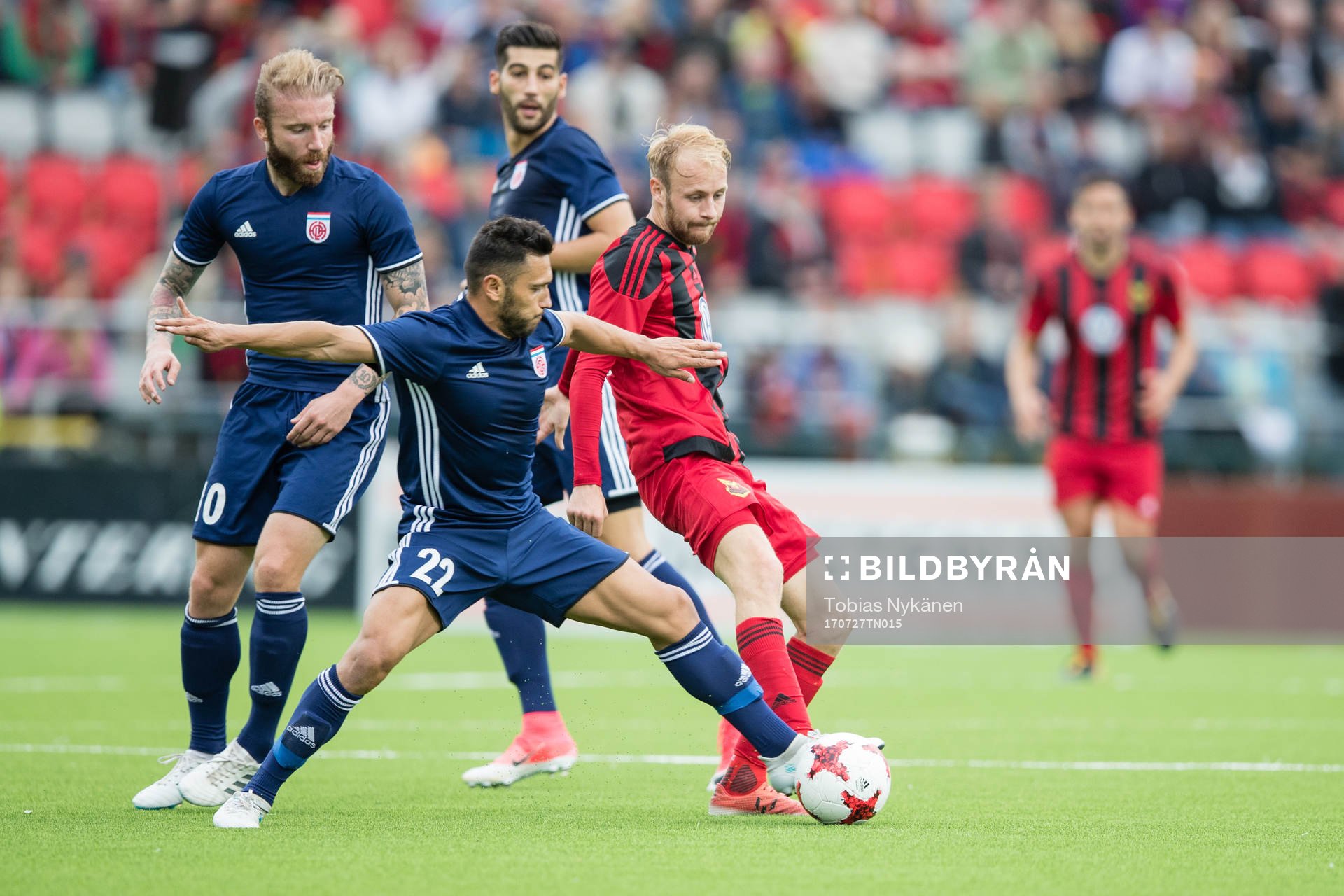 Östersunds Curtis Edwards mot FC Fola Esch Enis Saiti och