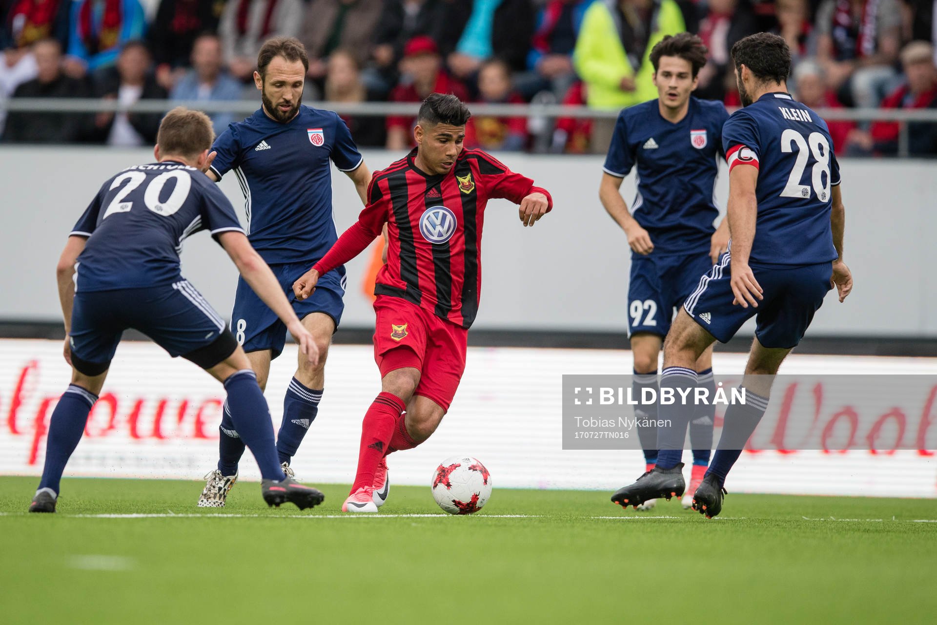 Östersunds Hosam Aiesh mot FC Fola Esch Michel Bechtold