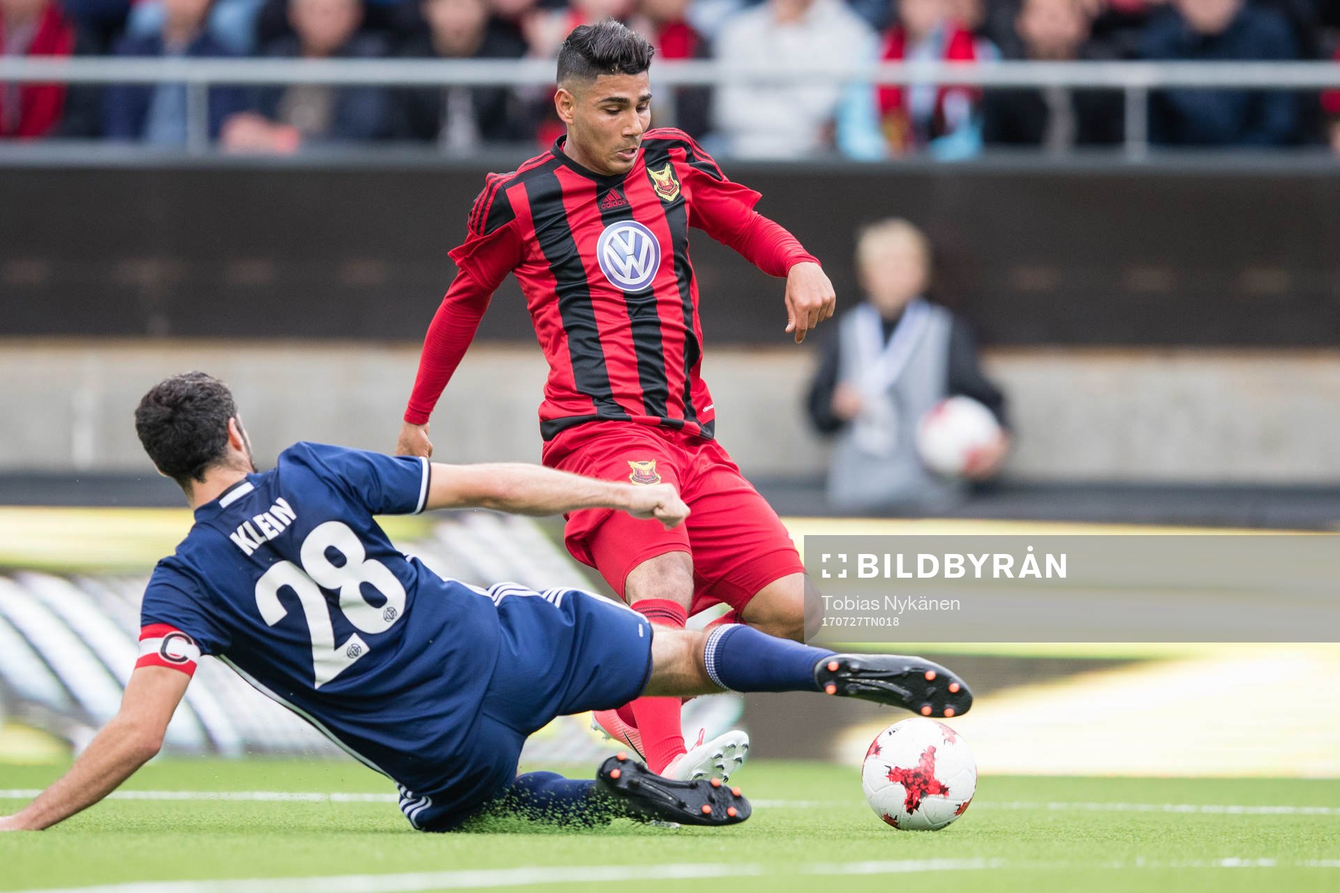 Östersunds Hosam Aiesh mot FC Fola Esch Julien Klein