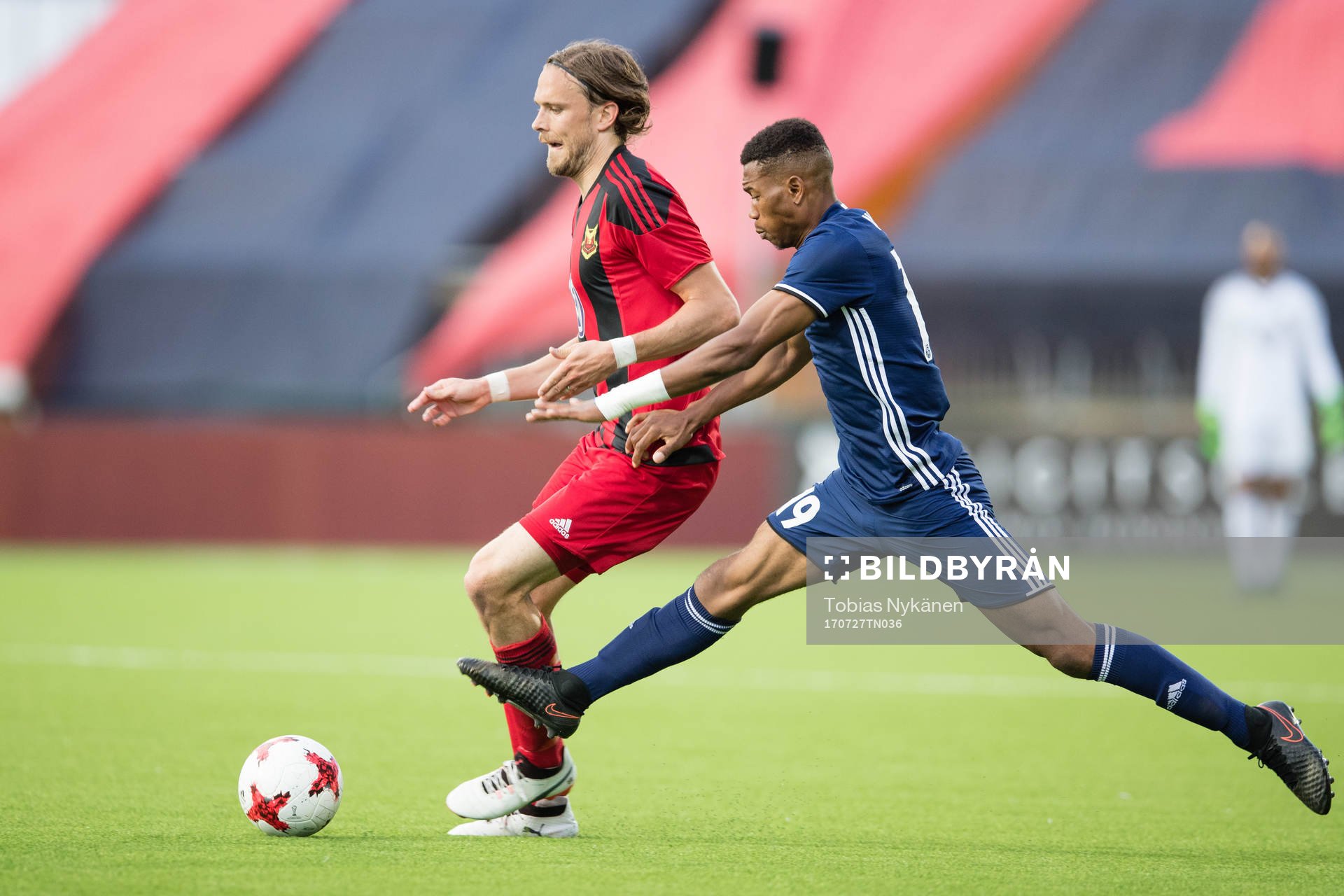 Östersunds Tom Pettersson mot FC Fola Esch Gerard Mersch